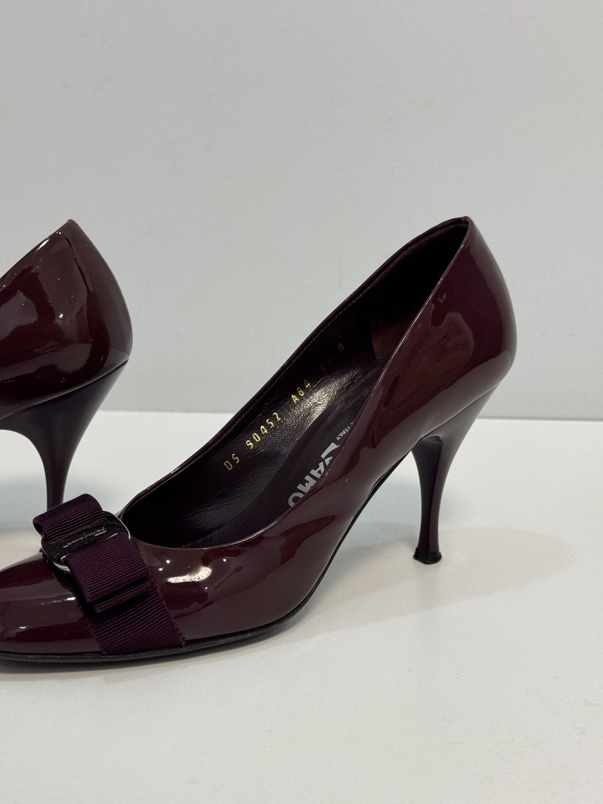 Salvatore Ferragamo Salvatore Ferragamo Burgundy Size 6.5 NARROW Patent Pumps Size US 6.5 / IT 36.5 - 8 Thumbnail