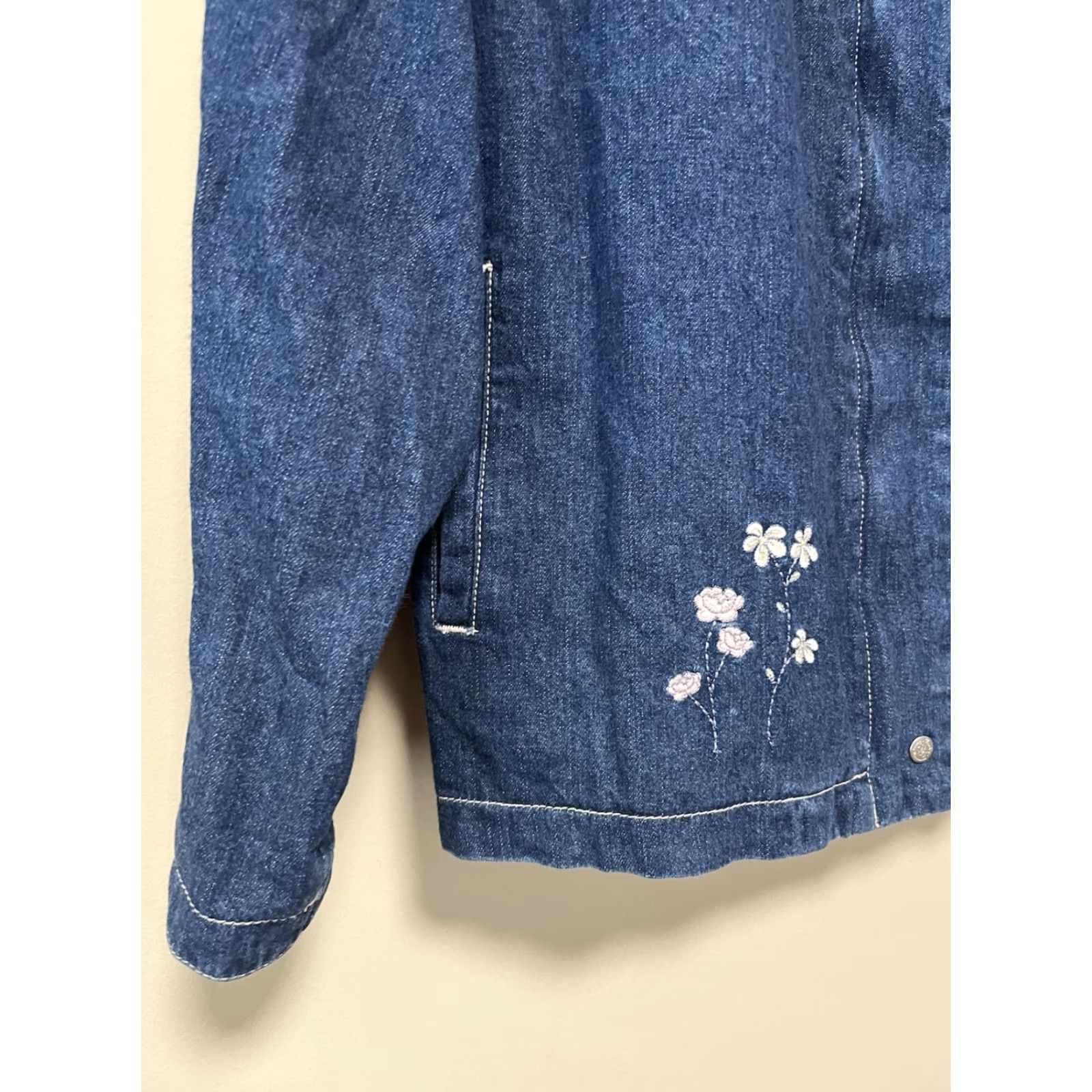 Disney VINTAGE Disney Winnie The Pooh Denim Jacket Full Zip Hood Women’s Large Jacket Blue 90s Cartoon Classic Embroidered Logo Button Womens Size L / US 10 / IT 46 - 4 Thumbnail