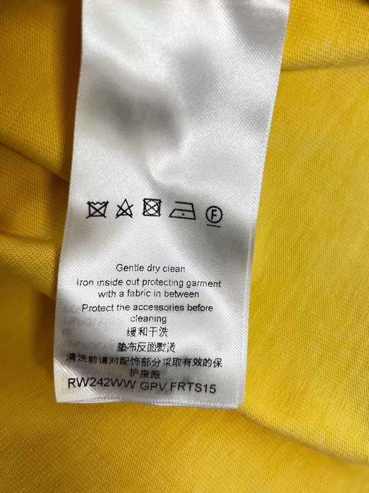 Louis Vuitton LV Yellow Logo Print Distressed Crewneck Cotton SS T-Shirt M Size M / US 6-8 / IT 42-44 - 4 Thumbnail