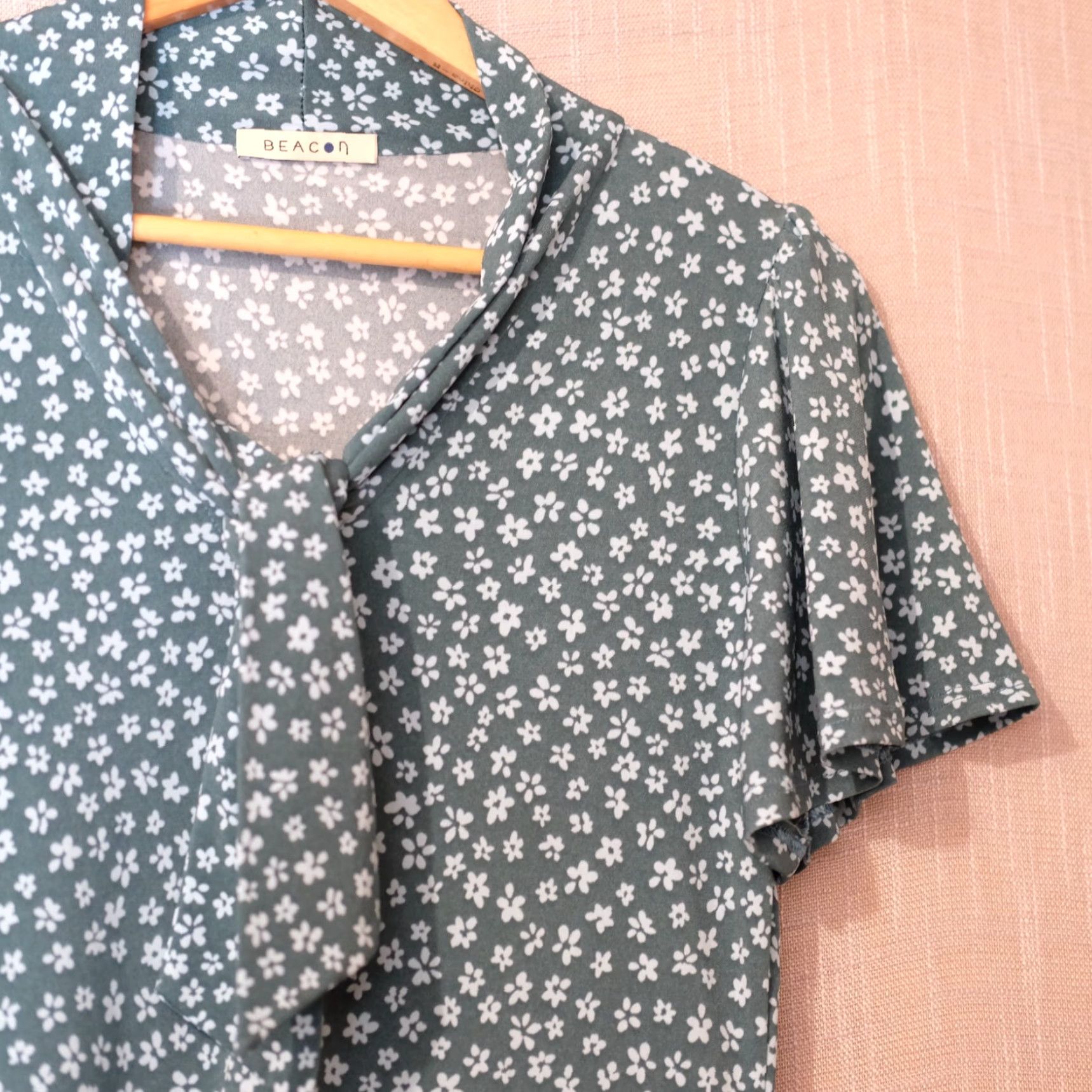 Vintage EUC Beacon Green Short Sleeve Floral Top Stretch Tie Neck Womens M Blouse Size M / US 6-8 / IT 42-44 - 3 Thumbnail