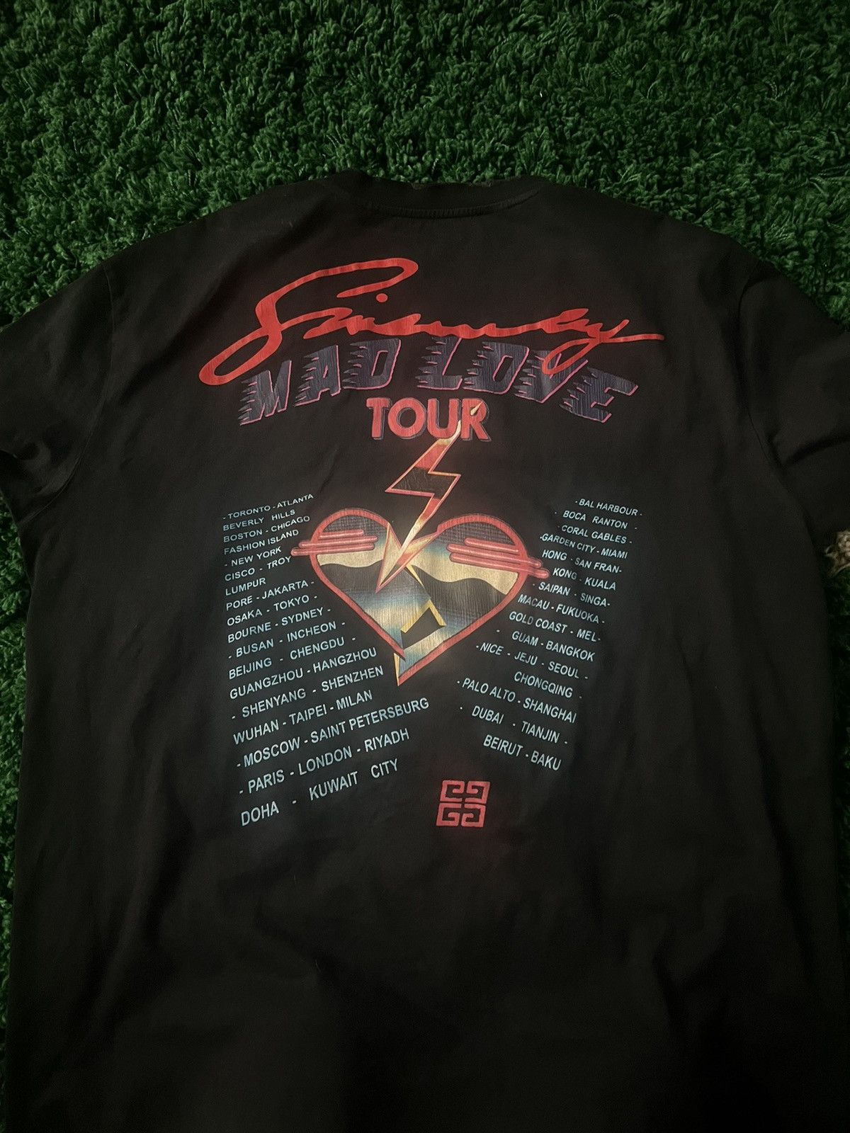 Givenchy Sz XXL Givenchy mad love tour tee Size US XXL / EU 58 / 5 - 8 Thumbnail