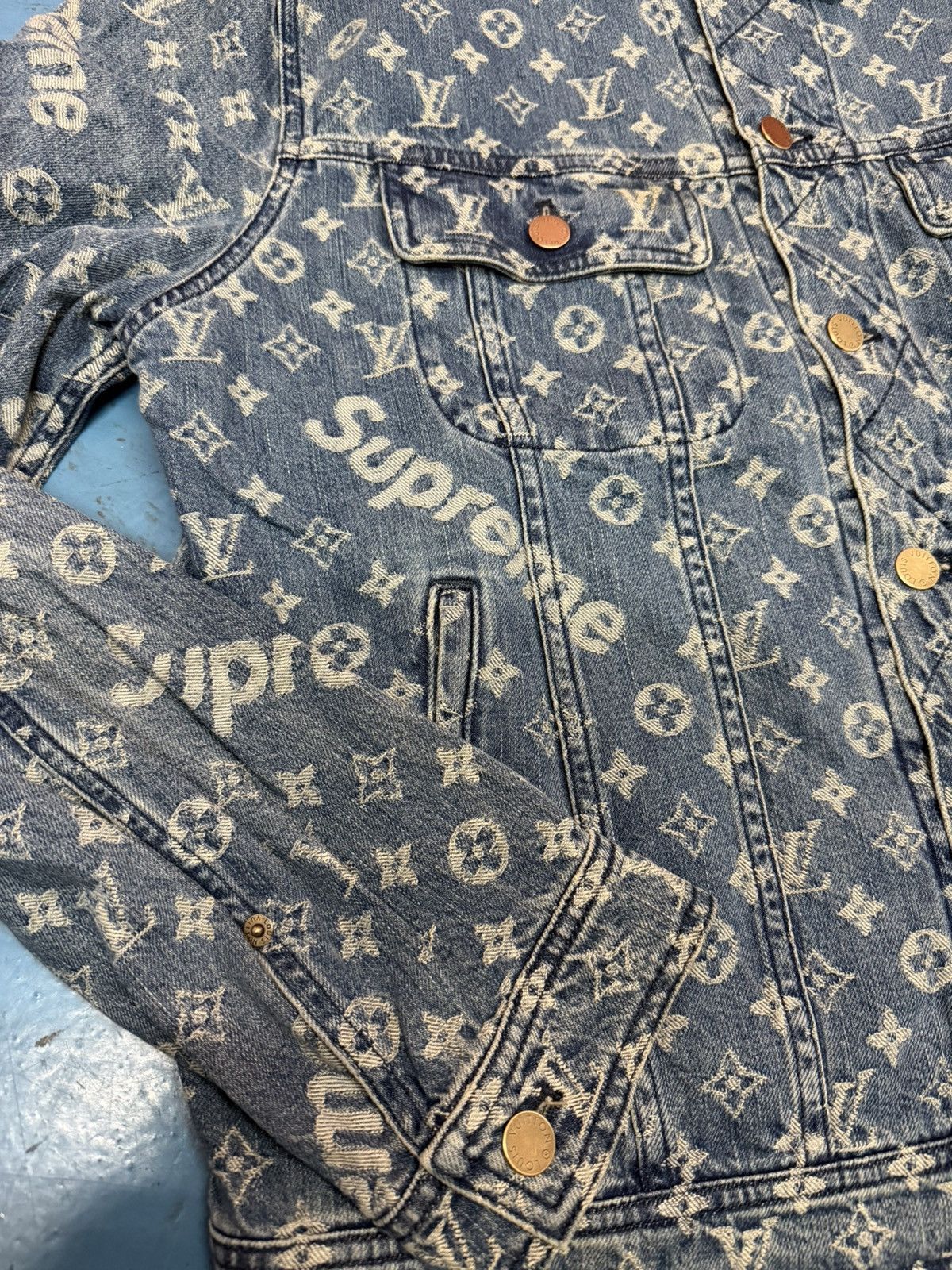 Louis Vuitton × Supreme LOUIS VUITTON X SUPREME DENIM JACKET Size US L / EU 52-54 / 3 - 3 Thumbnail