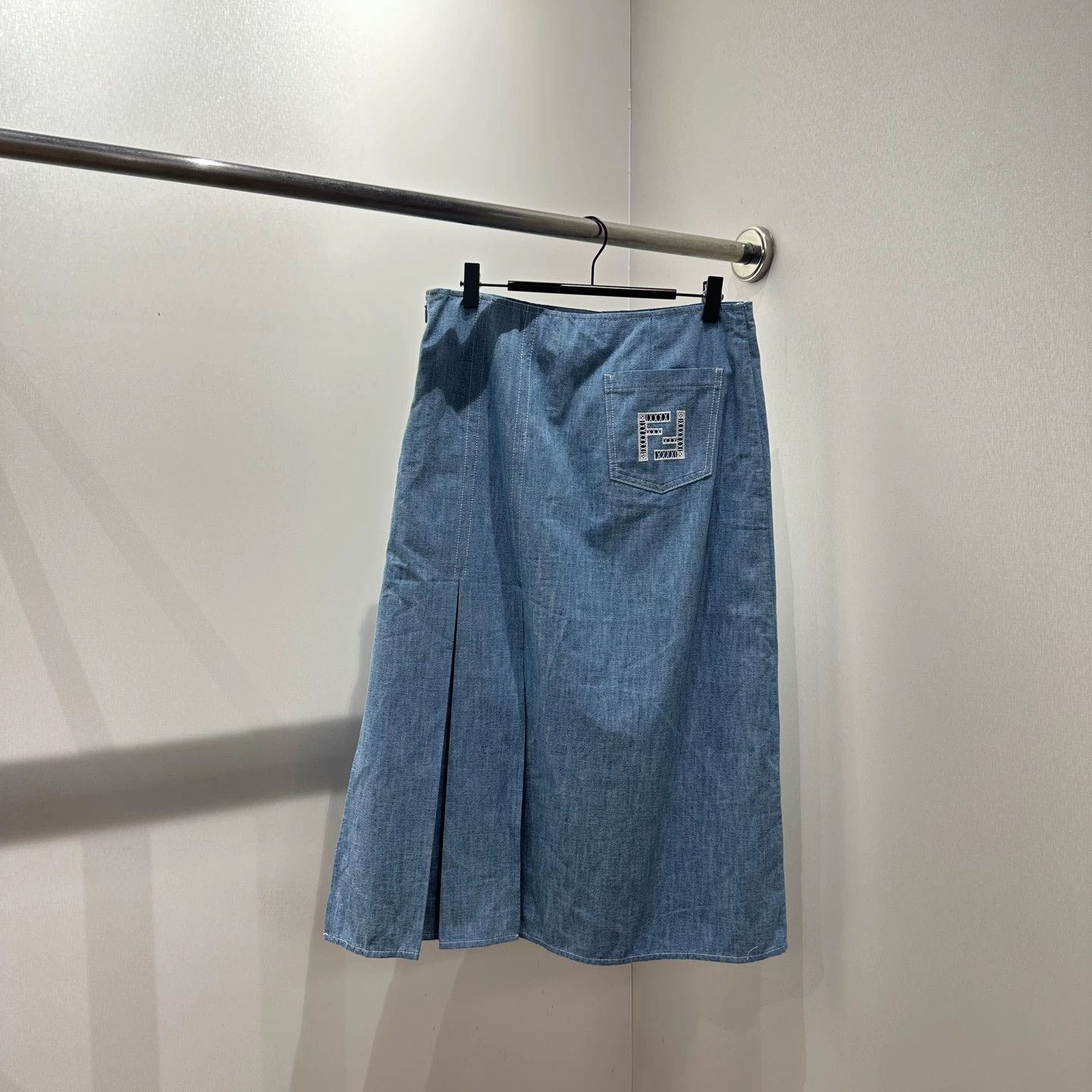 Fendi Fendi Mar46 Double F Embroidered Denim Skirt 40 Size 27" / US 4 / IT 40 - 1 Thumbnail