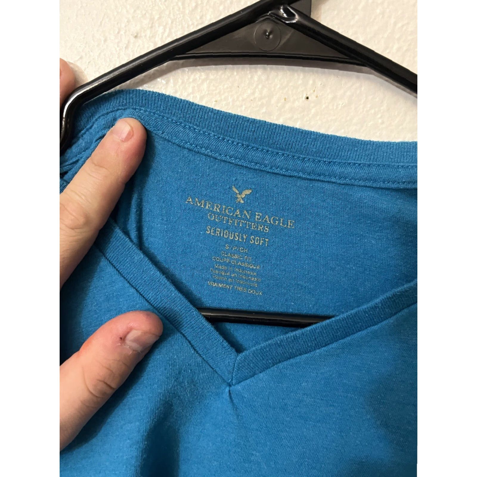 American Eagle Outfitters AMERICAN EAGLE V-Neck T-Shirt Men's Small Blue Cotton Solid Regular Fit Size US S / EU 44-46 / 1 - 2 Thumbnail