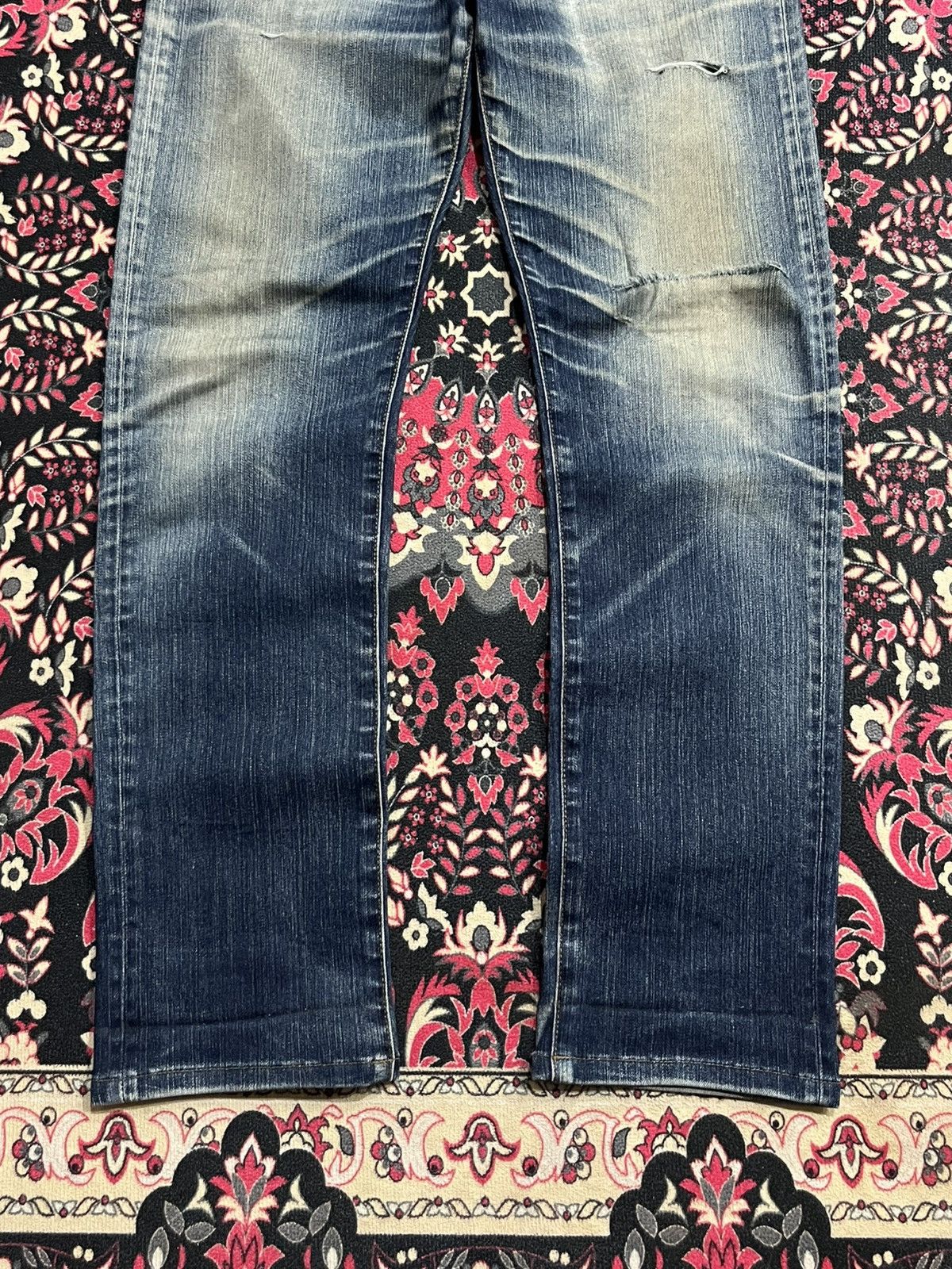 Uniqlo Vintage Uniqlo UJ Blue Faded Washed Distressed Jeans Size US 29 - 9 Thumbnail