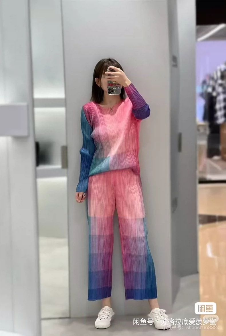 Issey Miyake Issey Miyake size:3 Light blue rainbow photon Mosaic top Size S / US 4 / IT 40 - 1 Thumbnail