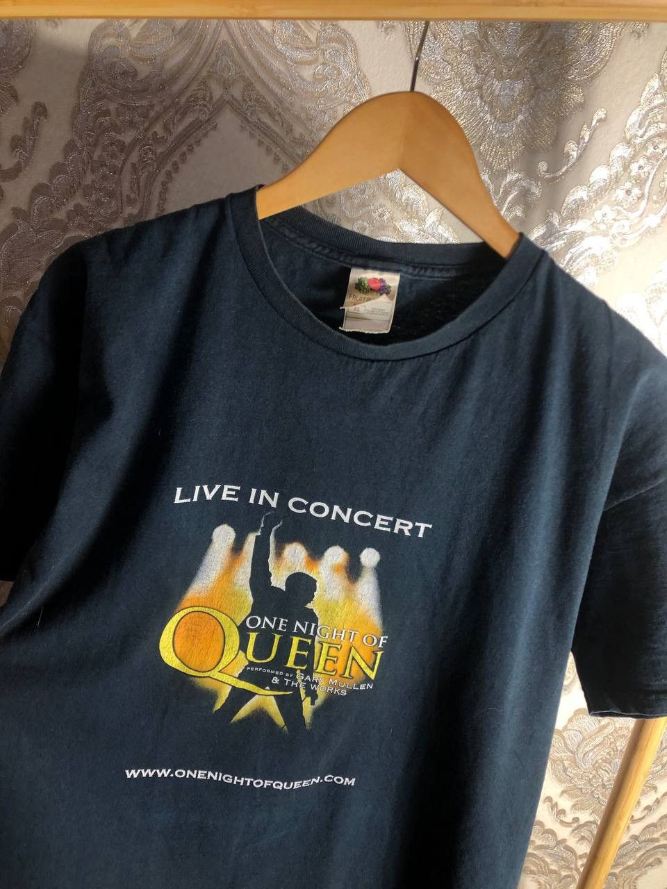 Vintage VERY RARE QUUEN TOUR T-SHIRT ONE NIGHT LIVE IN CONCERT 90s Size US XL / EU 56 / 4 - 2 Thumbnail