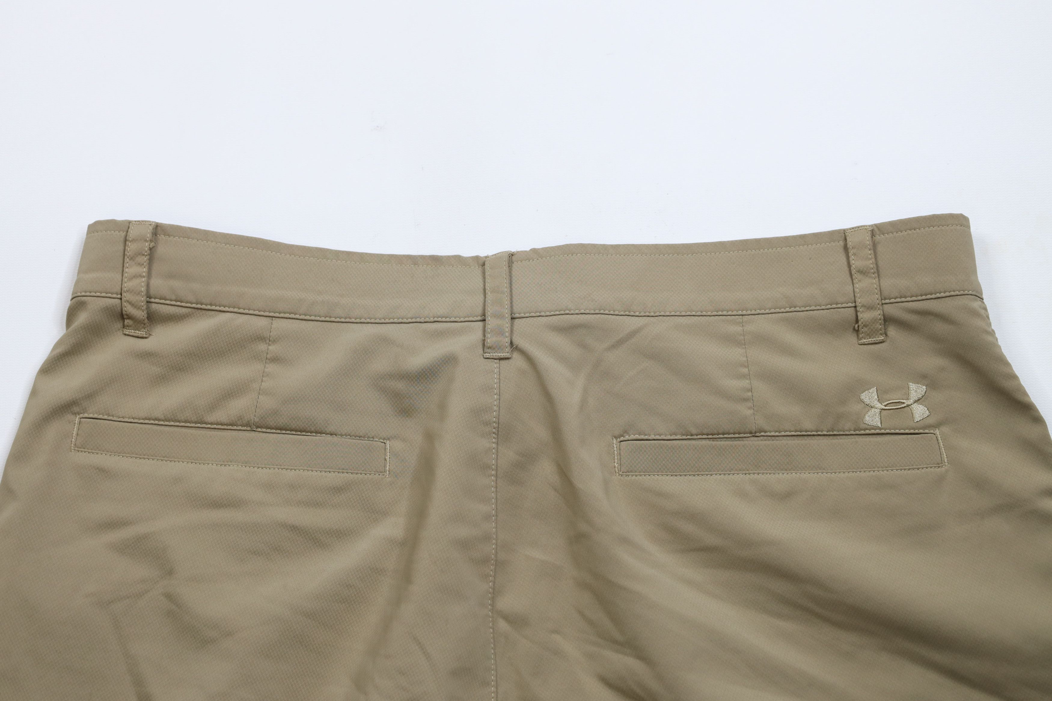 Under Armour × Vintage Under Armour Loose HeatGear Golfing Golf Chino Shorts Beige Size US 36 / EU 52 - 11 Thumbnail