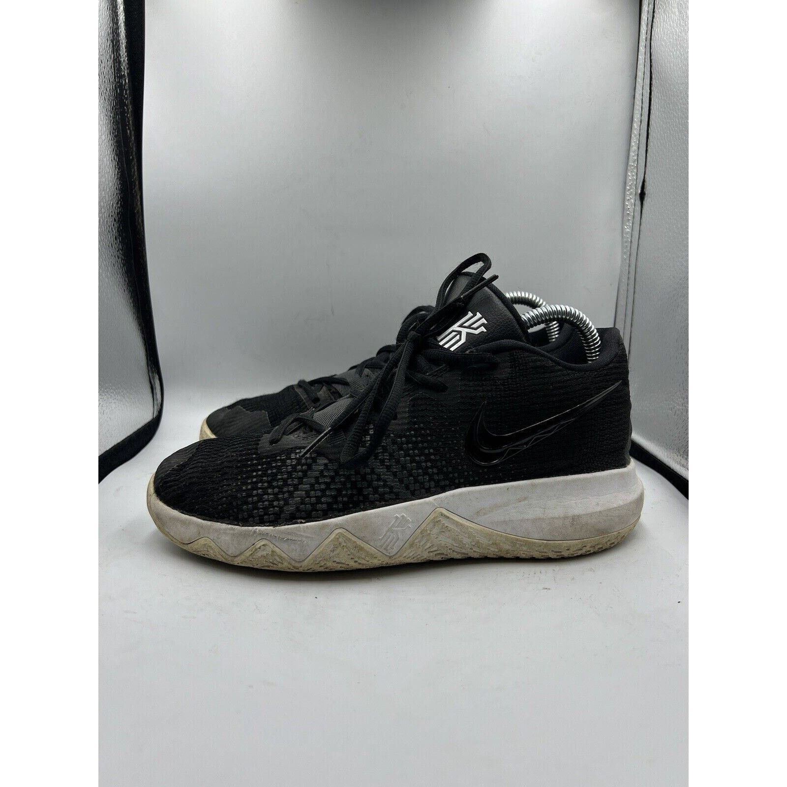 Nike Nike Boys Kyrie Irving Flytrap Black/White Shoes Size 6Y Size US 6 / EU 39 - 1 Thumbnail