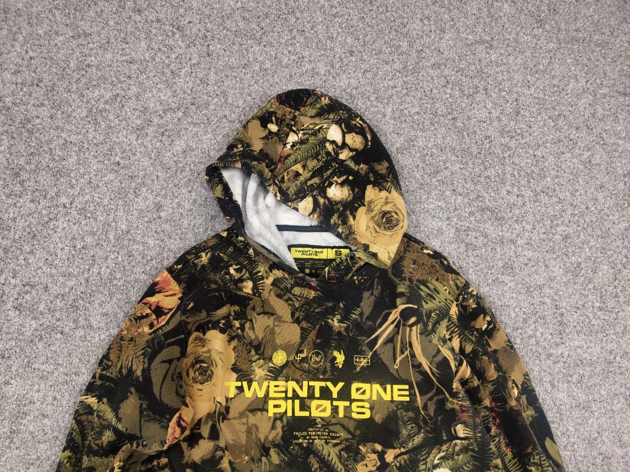 Band Tees Vintage Twenty One Pilots Band Logo Camo Floral Green Hoodie Size US S / EU 44-46 / 1 - 4 Thumbnail