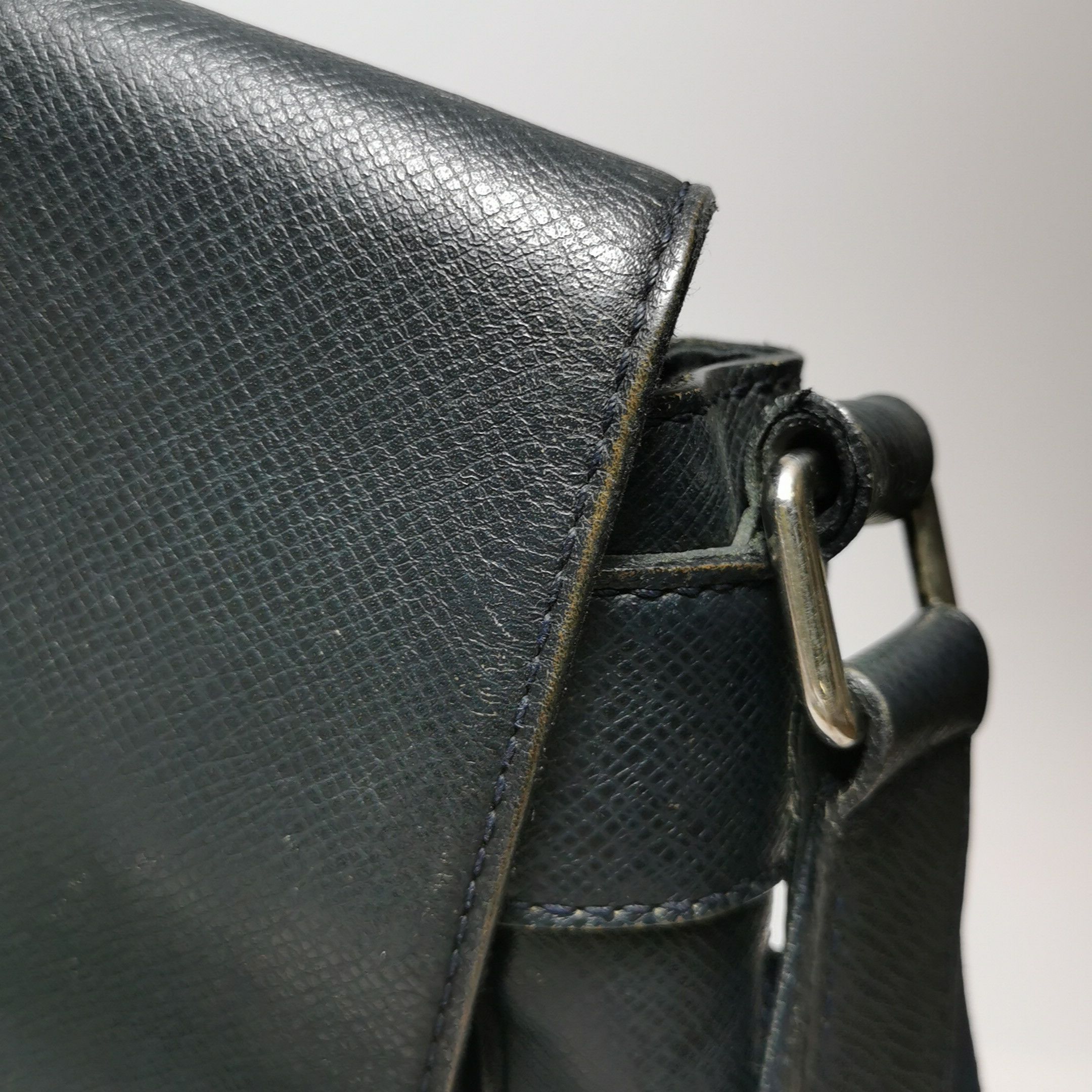 Louis Vuitton Louis Vuitton (LV) Taiga leather solid color flap letter lo Size ONE SIZE - 2 Thumbnail