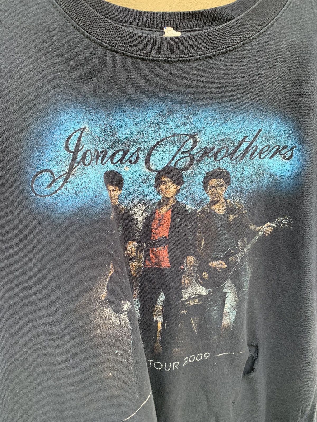 Band Tees Distressed THRASHED Faded Jonas Brothers world Tour Tshirt Size US L / EU 52-54 / 3 - 4 Thumbnail