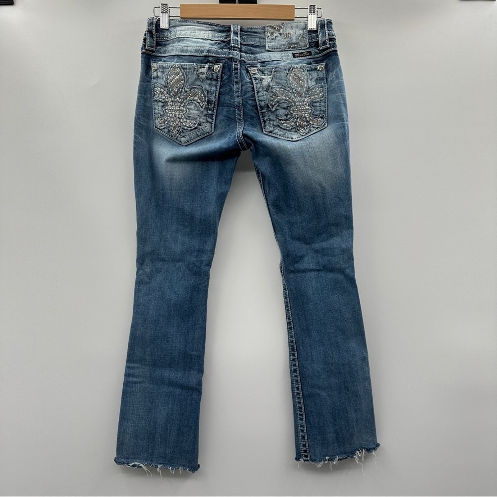 Miss Me Miss Me Fleur De Lis Embroidered Medium Wash Bootcut Jeans Size 28" / US 6 / IT 42 - 5 Thumbnail