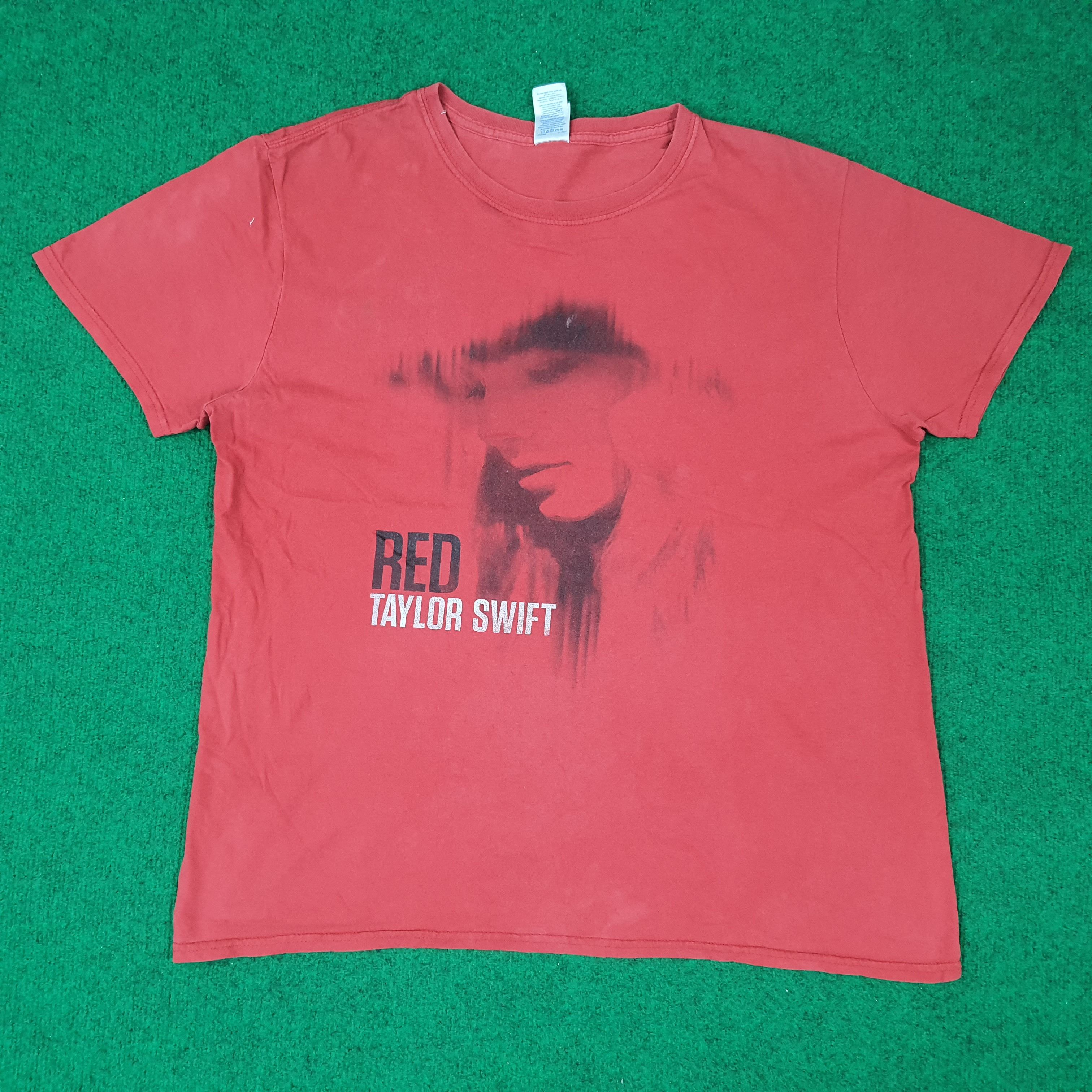 Band Tees Vintage Taylor Swift Red Tour Tshirt C239N12 Size US L / EU 52-54 / 3 - 1 Thumbnail