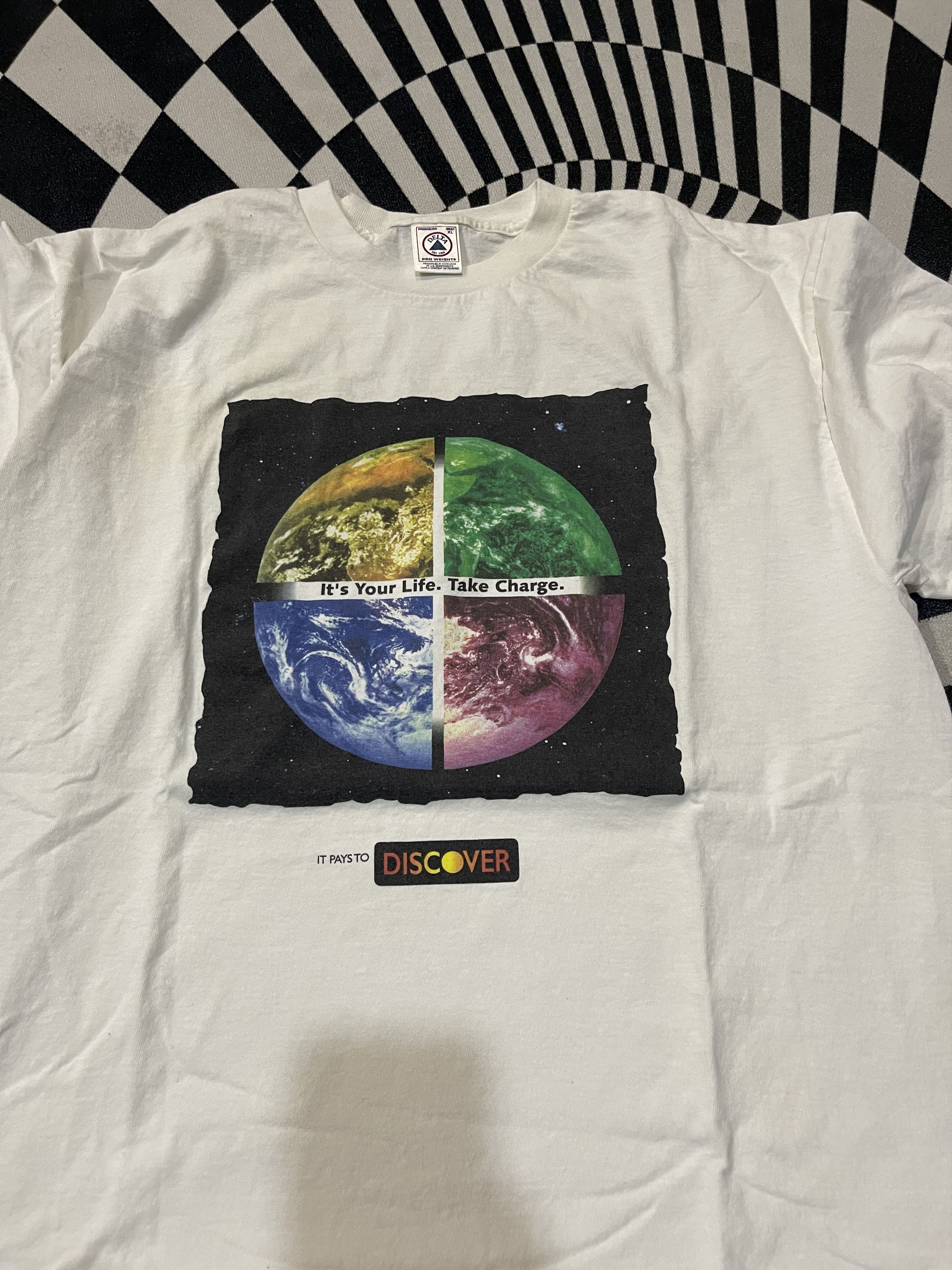 Vintage intage 90s Discover Card "Take Charge" Earth Graphic T-Shirt Size US XL / EU 56 / 4 - 2 Thumbnail