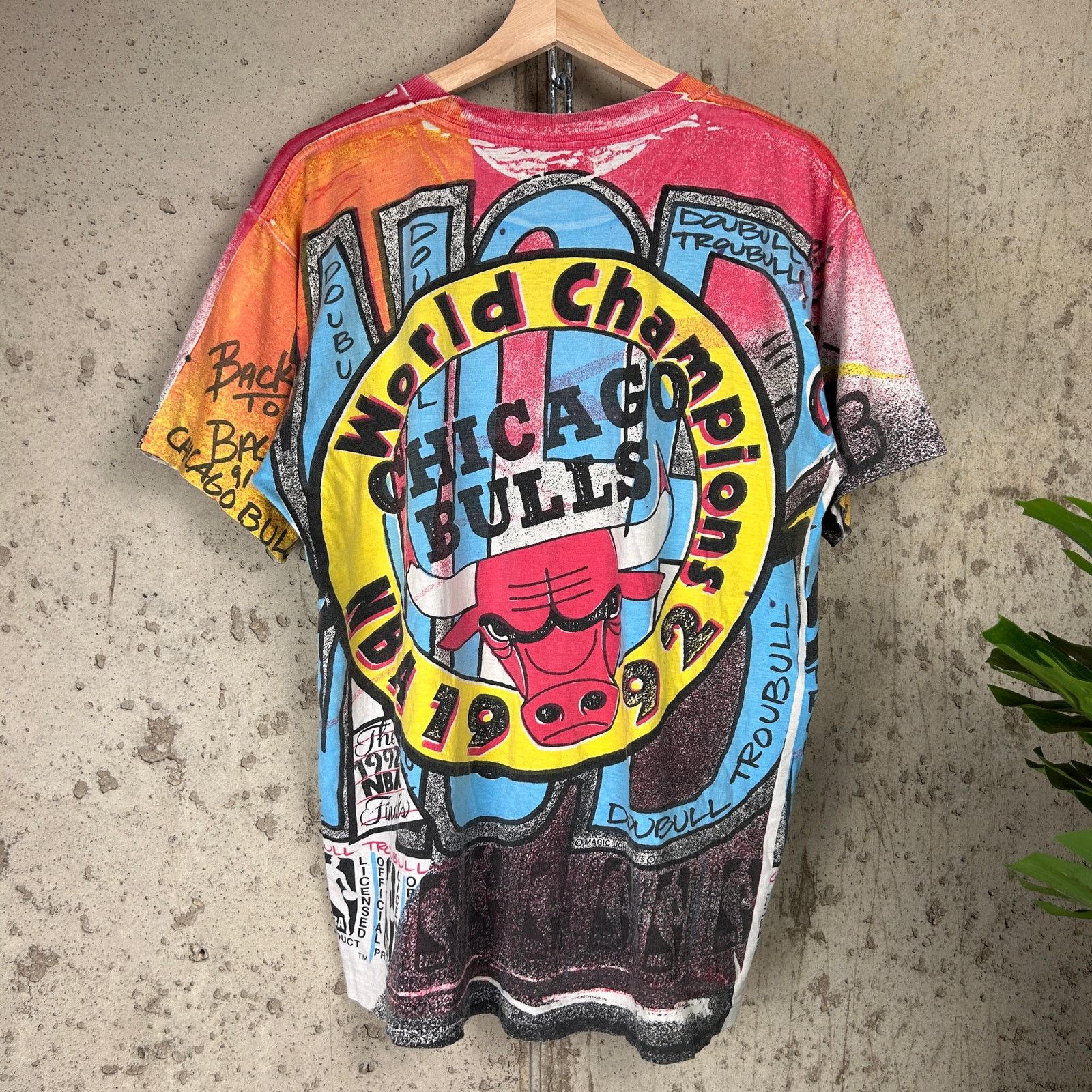 Other VTG Chicago Bulls Magic Johnson AOP 1992 Graffiti Med Shirt Size US M / EU 48-50 / 2 - 6 Thumbnail