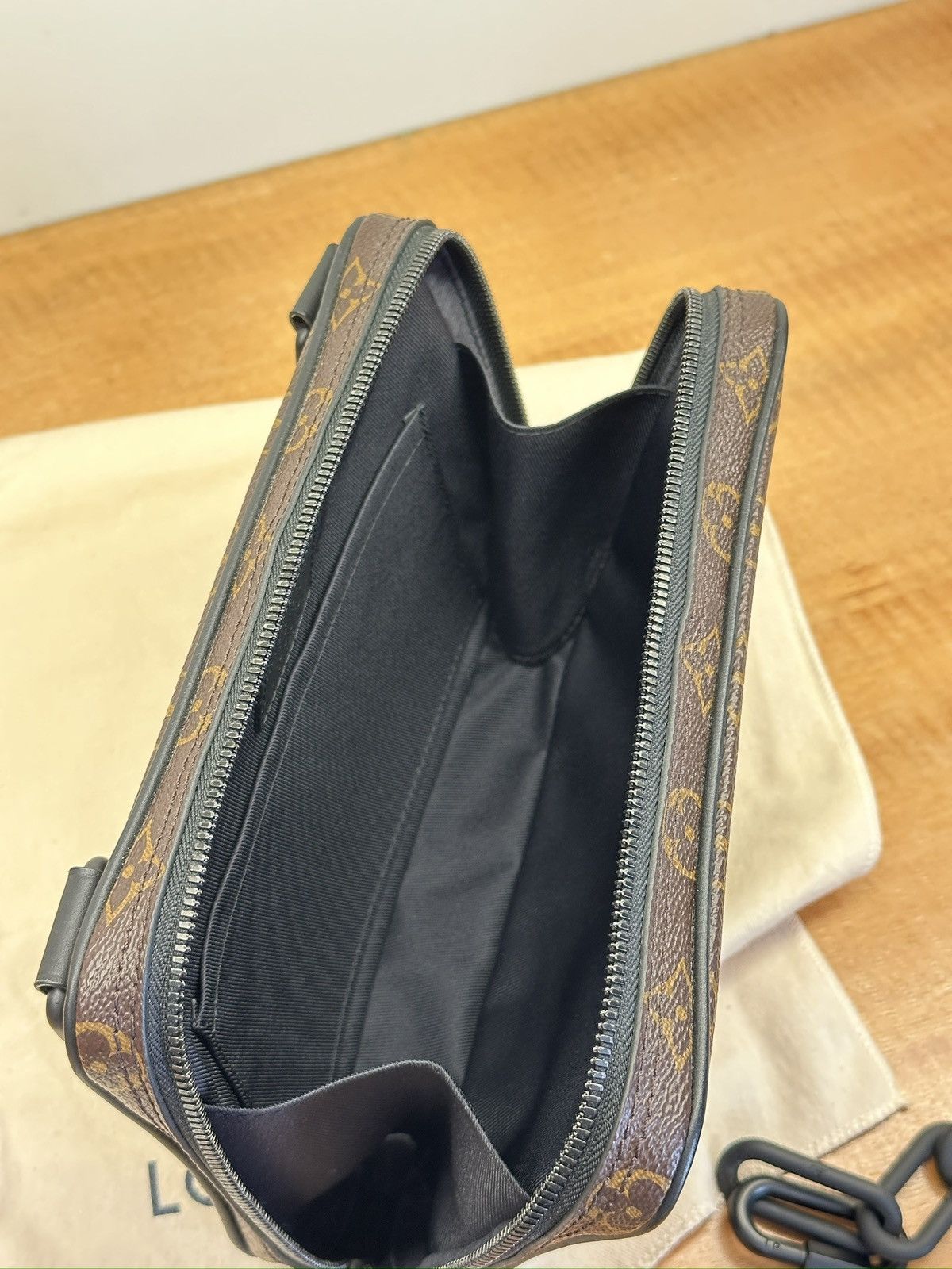 Louis Vuitton Louis Vuitton Utility Front Bag Size ONE SIZE - 9 Thumbnail