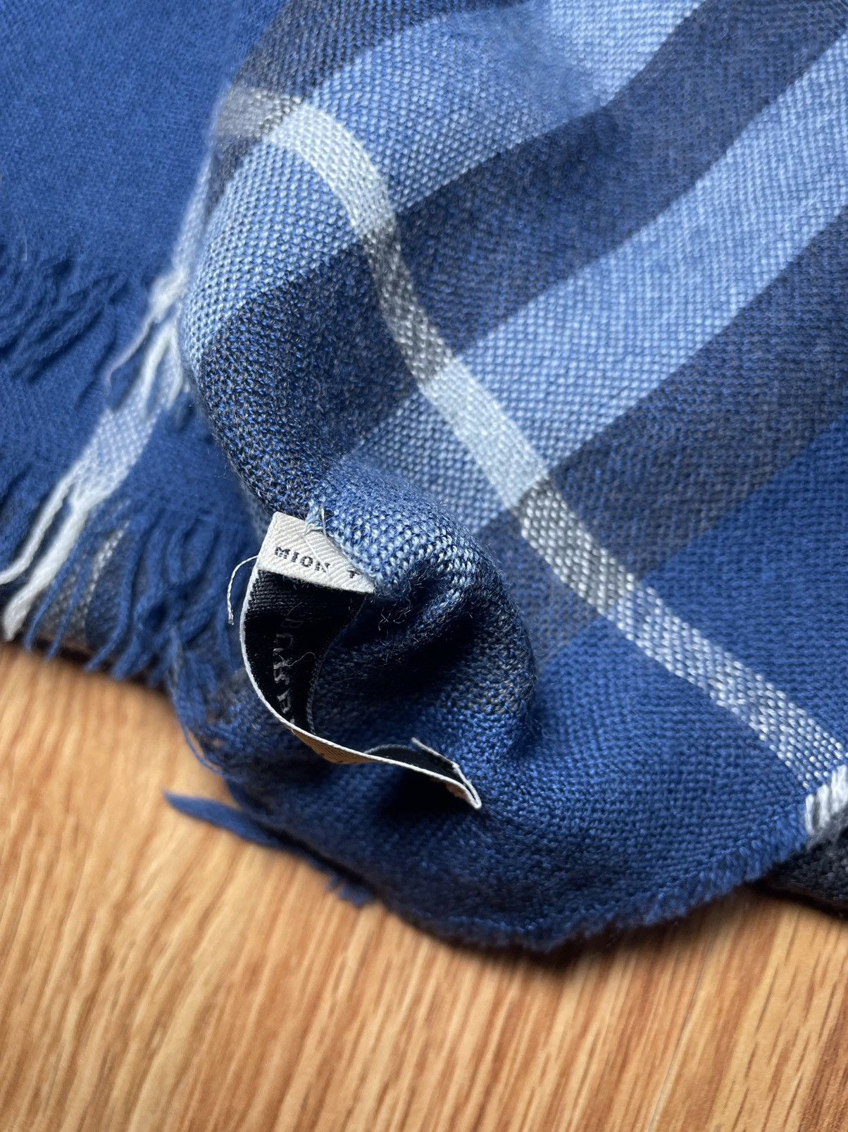 Burberry Burberry Lightweight Nova Check Wool Silk Scarf Shawl Navy Size ONE SIZE - 5 Thumbnail