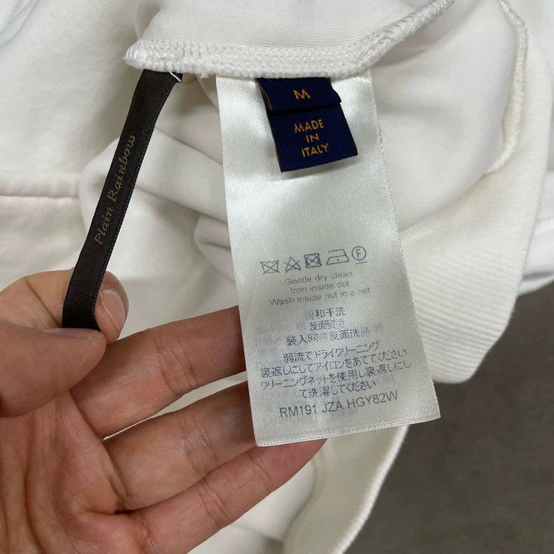 Louis Vuitton Louis Vuitton White embossed full-pocket logo sweatshirt Size US M / EU 48-50 / 2 - 4 Thumbnail
