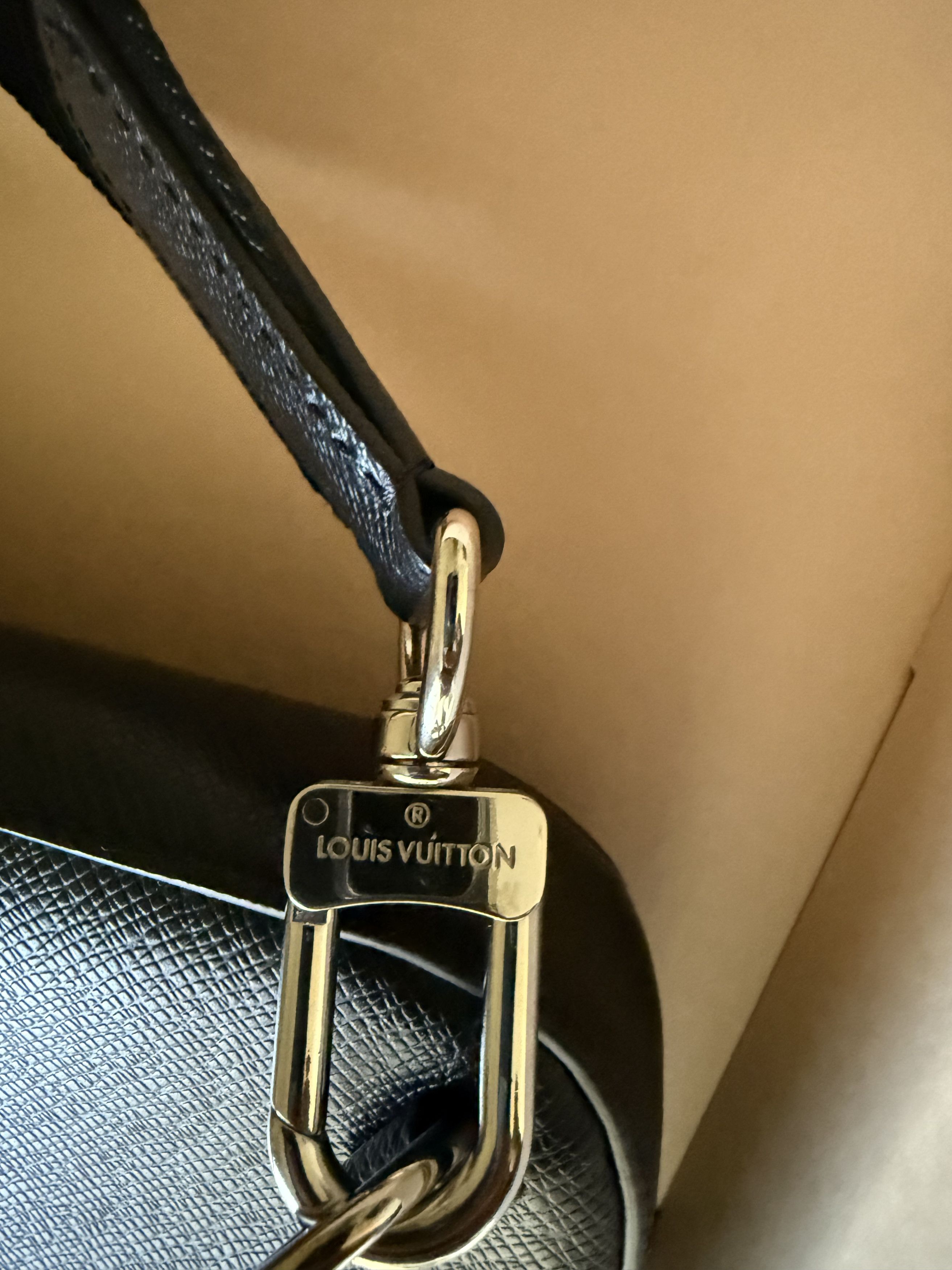 Louis Vuitton Avenue Slingbag Taiga Leather Size ONE SIZE - 11 Thumbnail