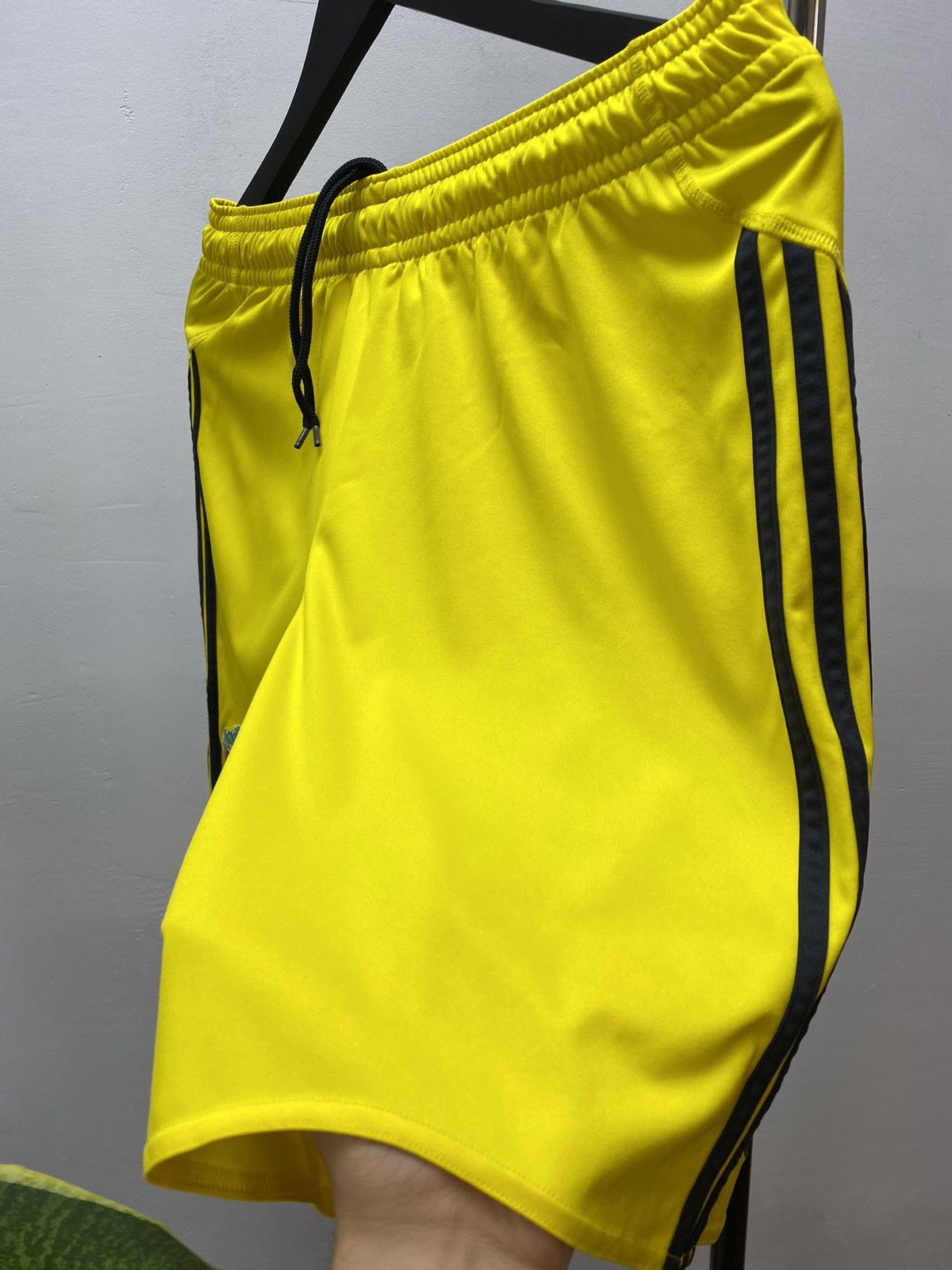 New Balance Adidas 2009 2010 Liverpool Goalkeeper Soccer Shorts Size US 32 / EU 48 - 6 Thumbnail