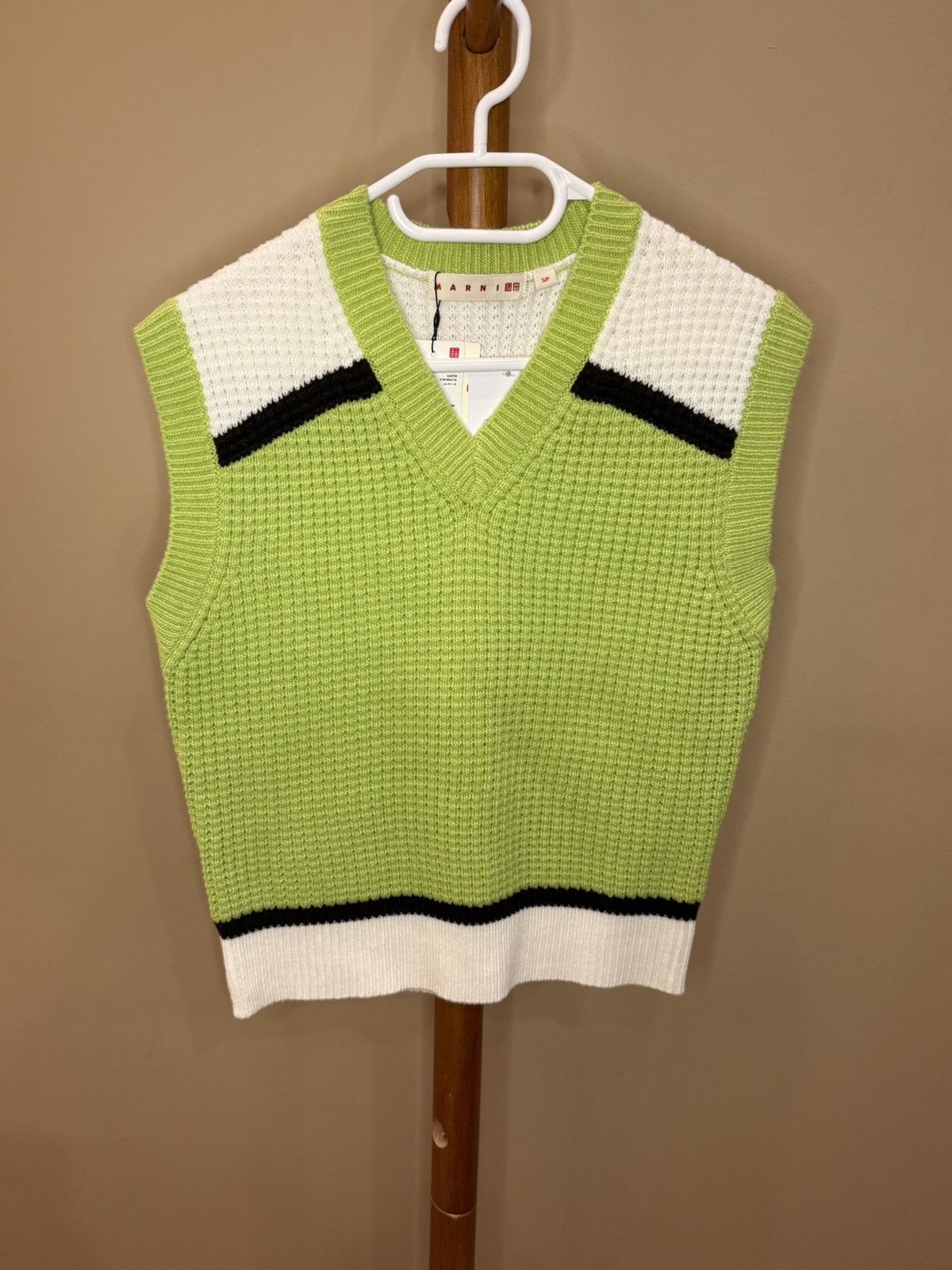 Marni × Uniqlo Brand new Uniqlo Marni knitted vest Size S / US 4 / IT 40 - 1 Thumbnail