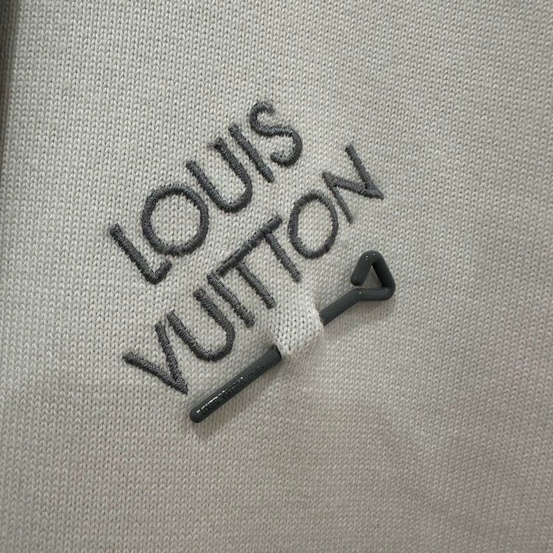 Louis Vuitton LOUIS VUITTON Embroidered logo pin on chest short sleeves Size US M / EU 48-50 / 2 - 5 Thumbnail