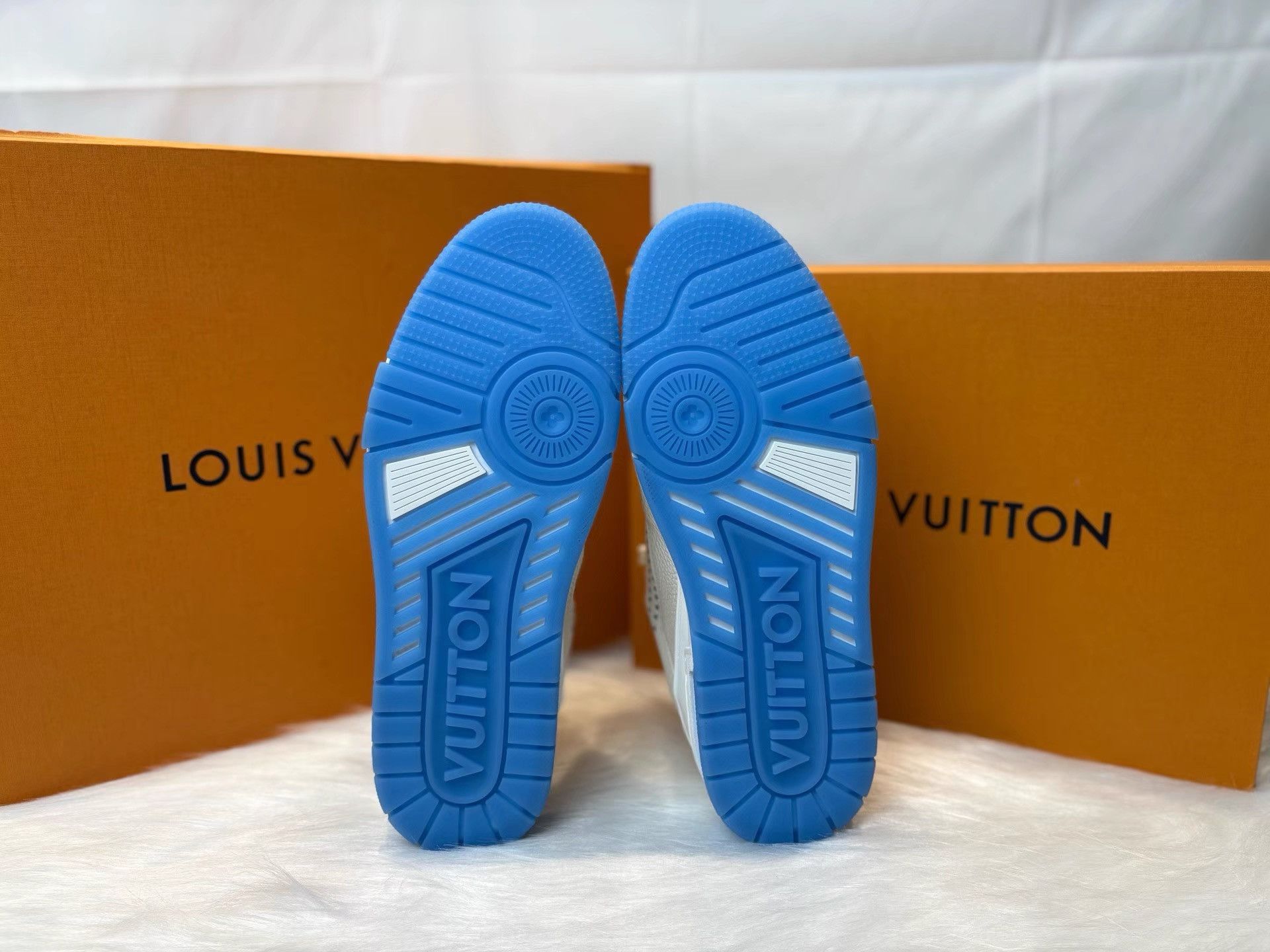 Louis Vuitton Louis Vuitton New Trainer Blue & White Rivet Sneakers K36 Size US 9 / EU 42 - 4 Thumbnail