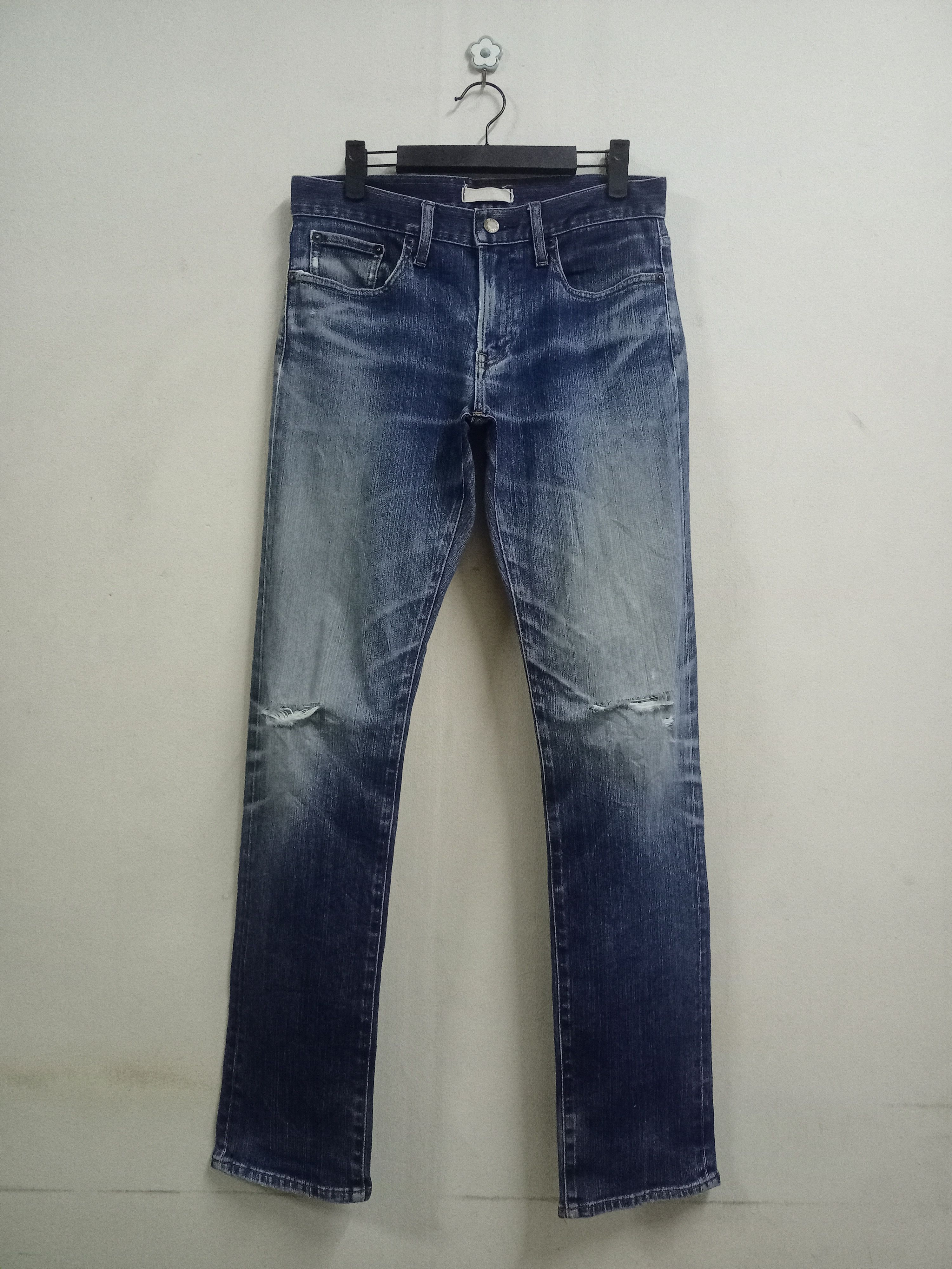 Japanese Brand × Uniqlo Vintage Japanese Uniqlo Blue Wash Distressed Jeans 31x32 Size US 31 - 1 Thumbnail