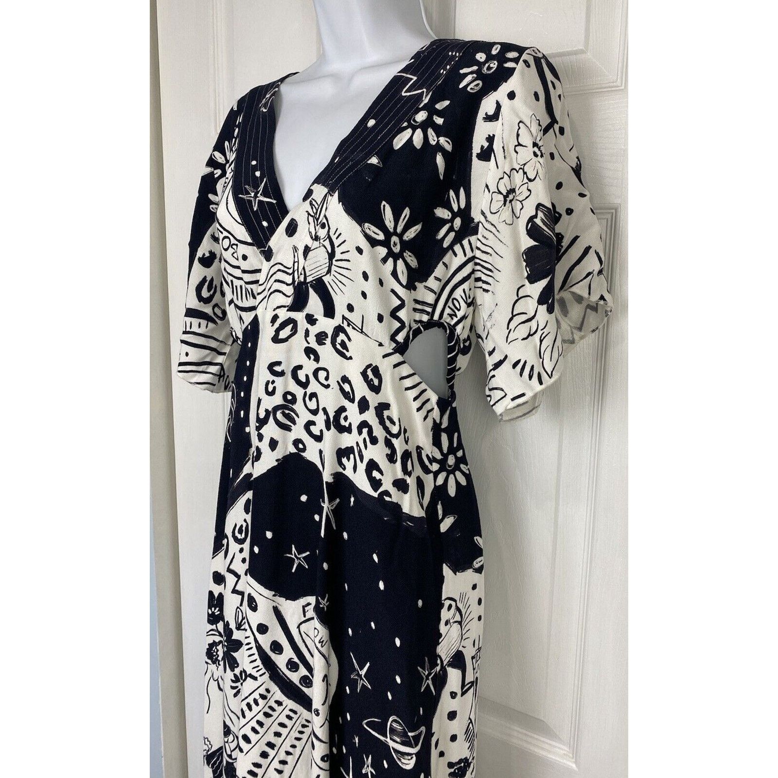 Farm Rio Farm Rio Maxi Dress V-Neck Black White Alien UFO Tropical Size S / US 4 / IT 40 - 5 Thumbnail