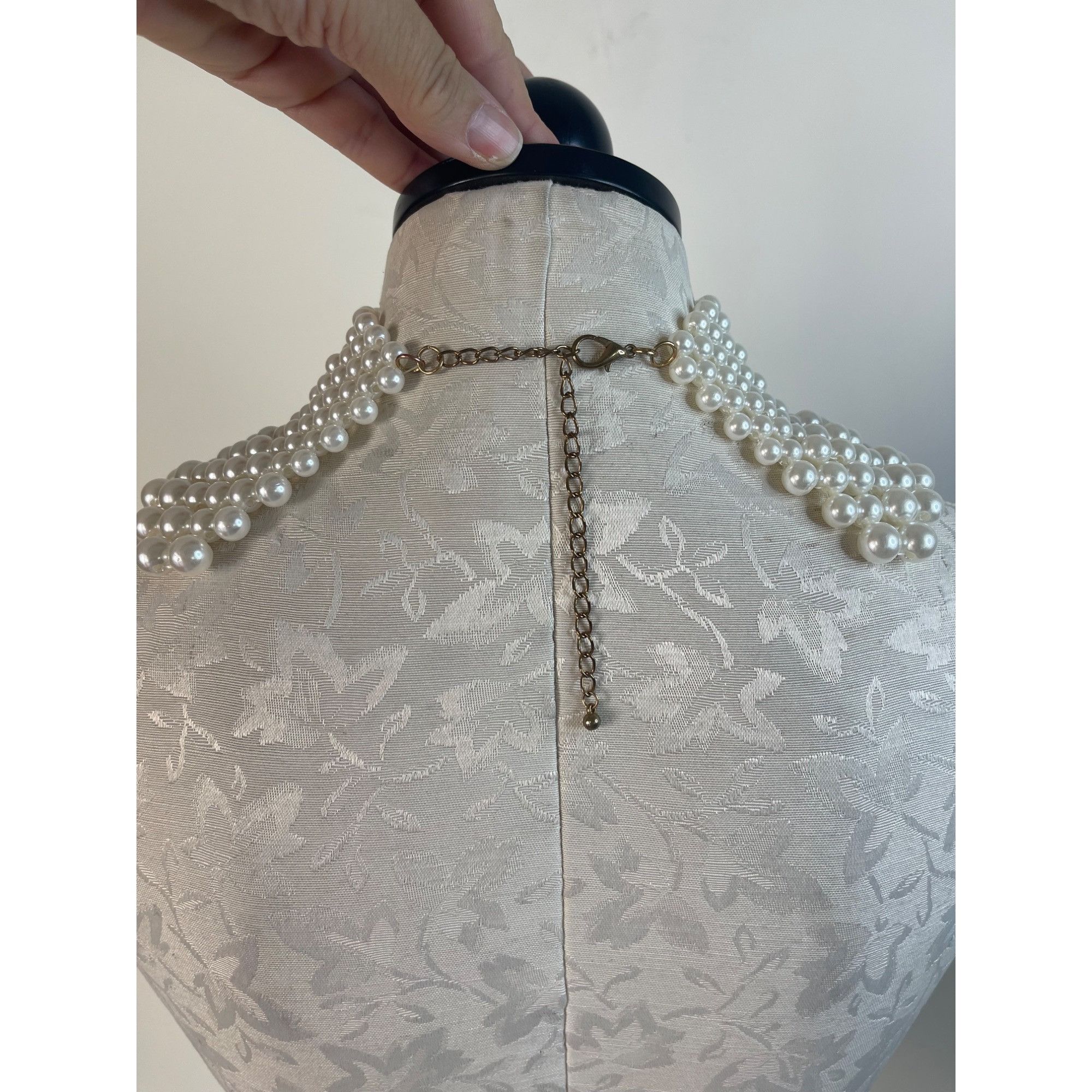 Vintage Womens Pearl Collar and Cuffs Set One Size