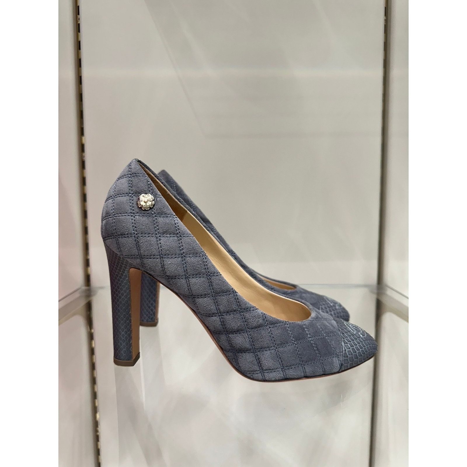 Chanel Chic Chanel Grey Quilted Suede Python Cap Toe CC Pumps 38 Size US 7 / IT 37 - 2 Thumbnail