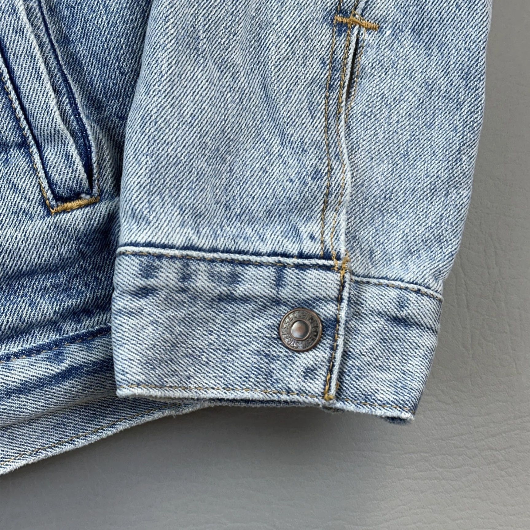 Levi's Levis Premium Trucker Jacket Women's Small Faux Fur Lined Reversible Trucker Jacket Size S / US 4 / IT 40 - 2 Thumbnail