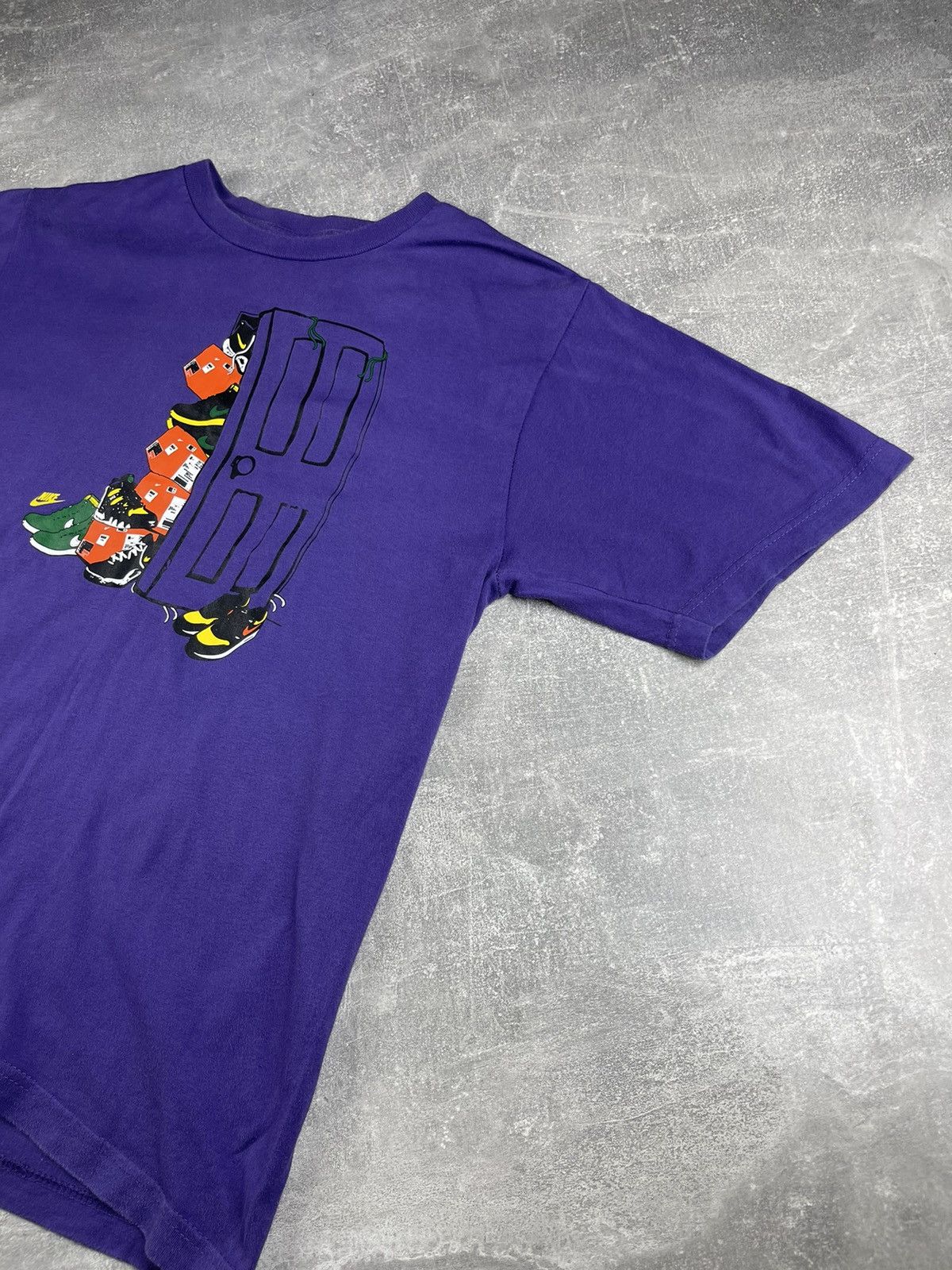 Nike × Vintage Nike Vintage 90s Rare Big Logo Sneakers Print T-Shirt Size US S / EU 44-46 / 1 - 3 Thumbnail
