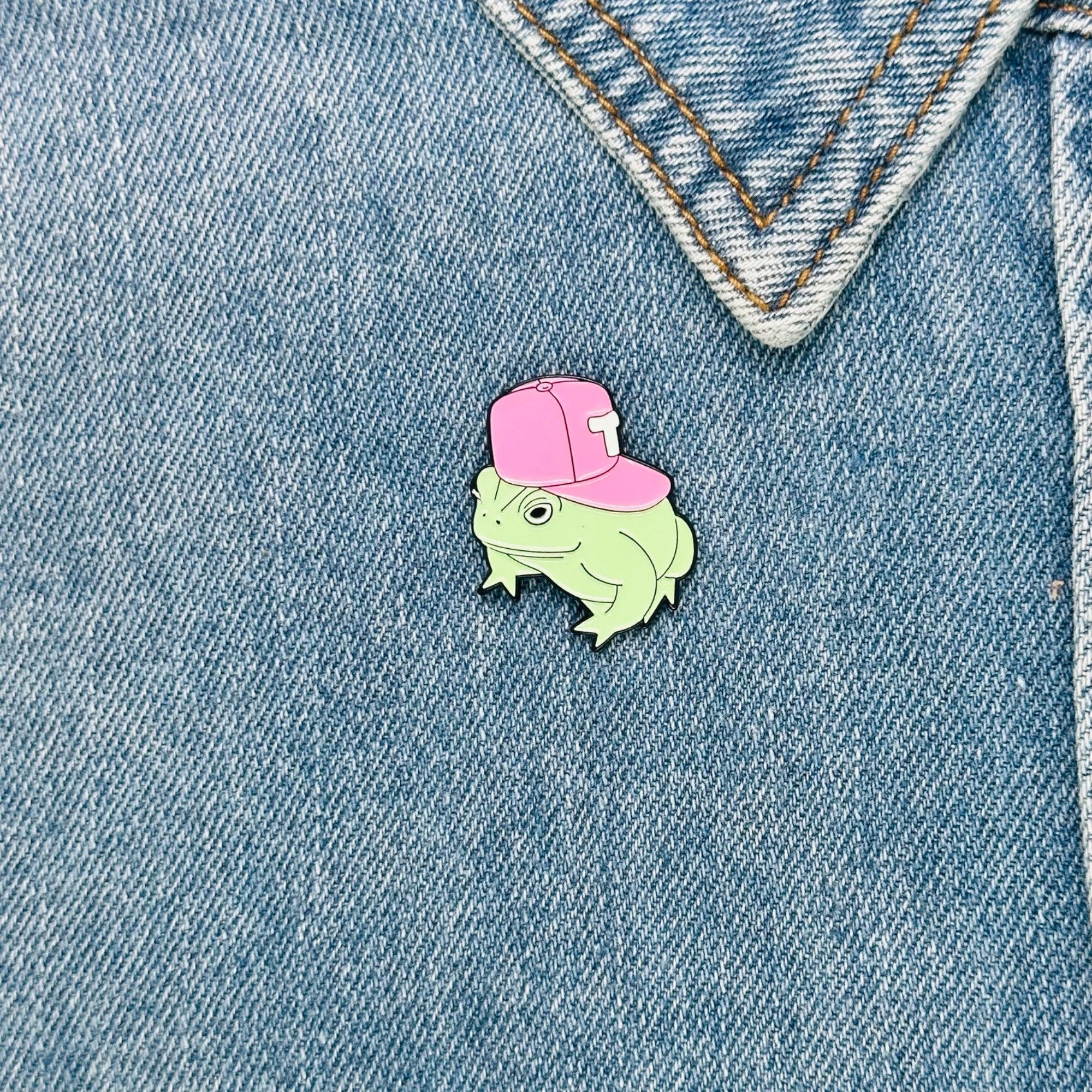 Other ⭐Pin Badge Brooch Enamel Frog With Hat Green Frogo Cool Toad Size ONE SIZE - 1 Thumbnail