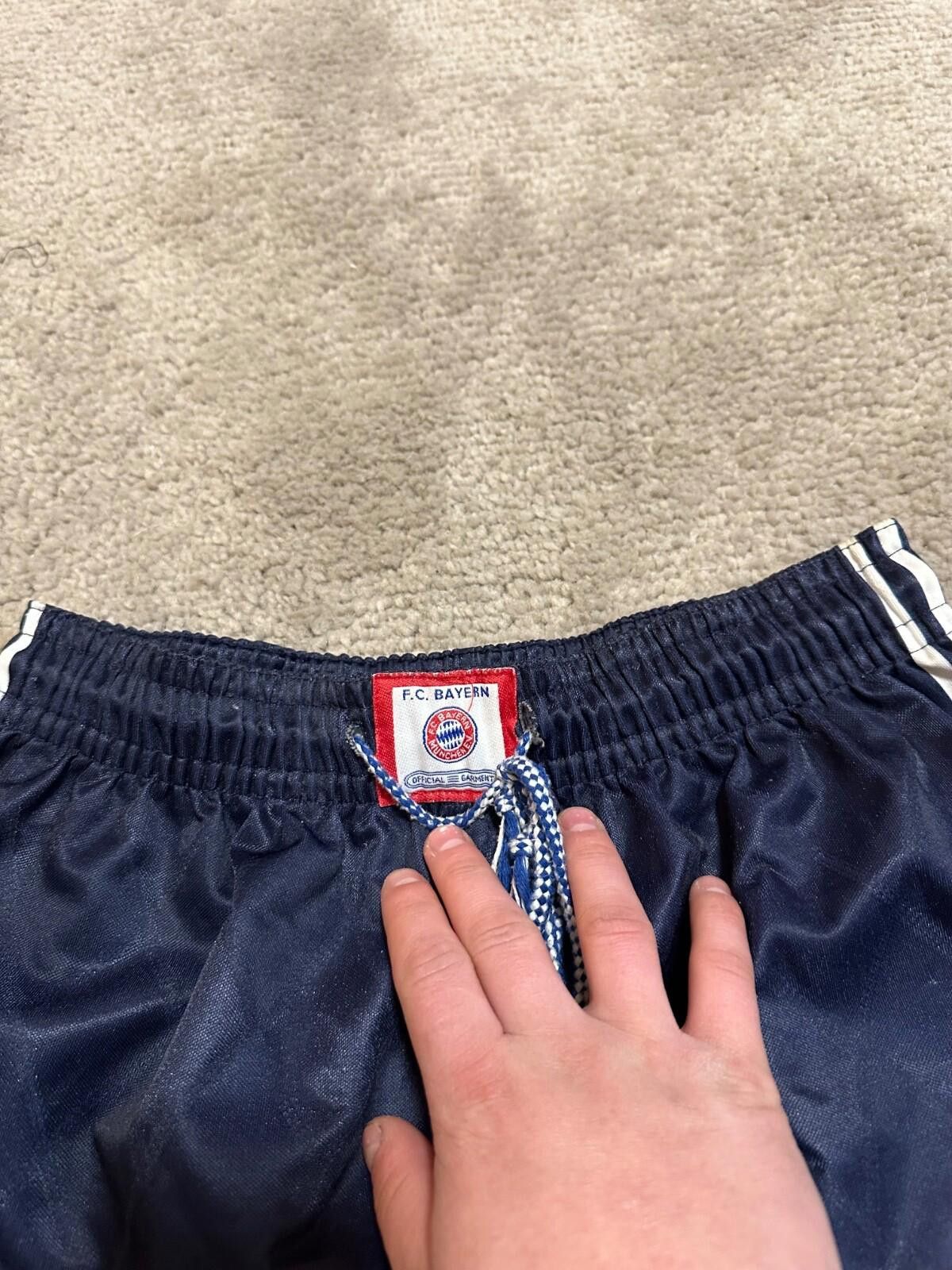 Adidas BAYERN MUNICH 1997/1999 HOME FOOTBALL SOCCER SHORTS Sz M Size US 32 / EU 48 - 4 Thumbnail