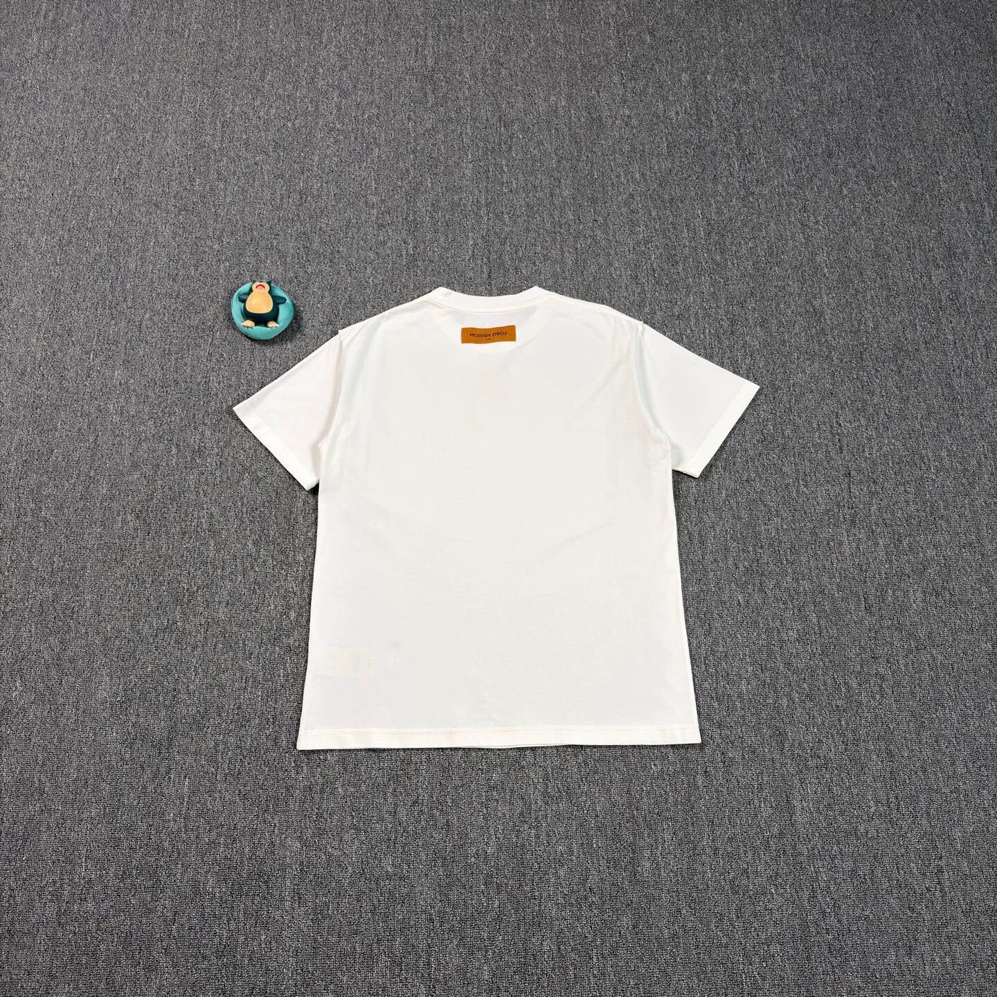 Louis Vuitton LV Embossed Logo White Short Sleeve Tee M Near New Size US M / EU 48-50 / 2 - 2 Thumbnail