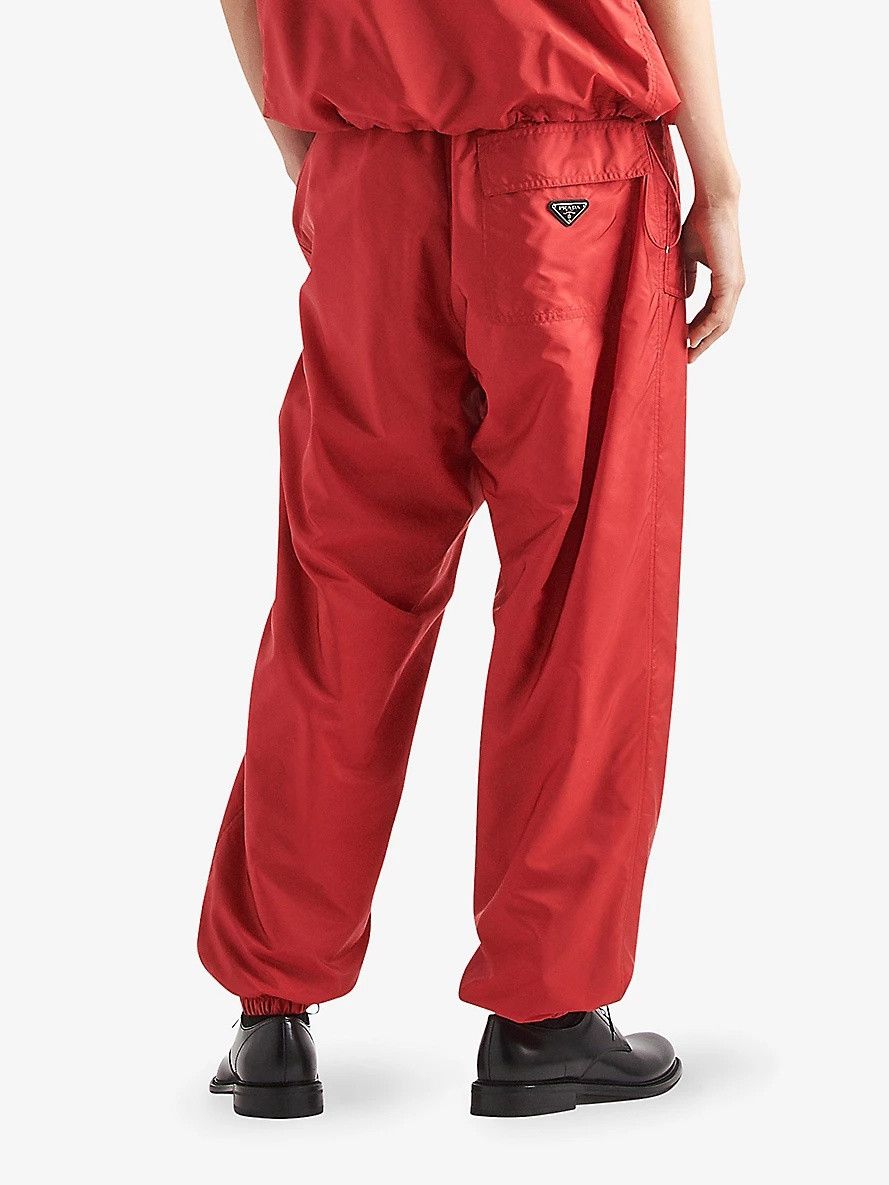 Prada o1bcso1str1025 Logo-Plaque Elasticated Re-Nylon Pants in Red Size US 34 / EU 50 - 4 Thumbnail