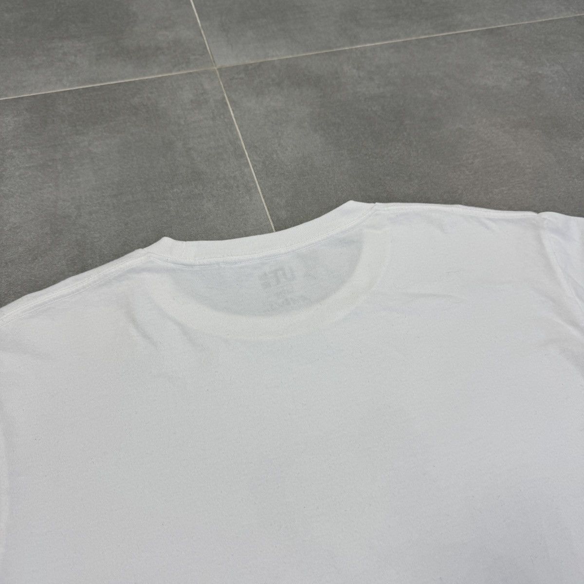 Kaws Uniqlo x Kaws Big Logo White T-Shirt Men Size L Size US L / EU 52-54 / 3 - 20 Thumbnail