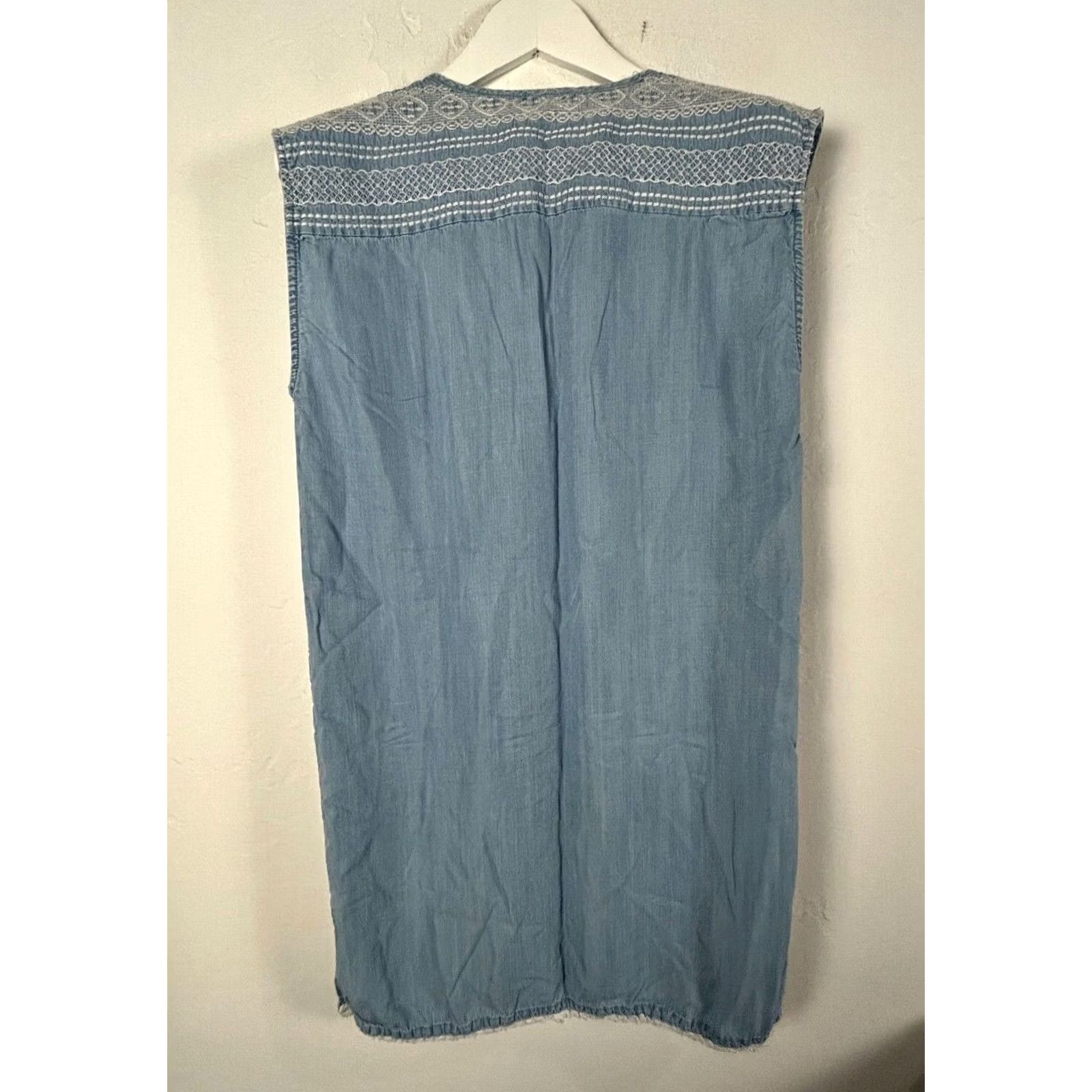 Neiman Marcus Neiman Marcus Womens Sleeveless Embroidered Shift Mini Dress Chambray Sz Medium Size M / US 6-8 / IT 42-44 - 2 Thumbnail