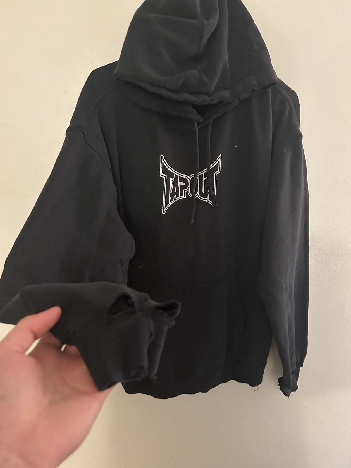4GSELLER Vintage THRASHED Faded Perfect Black Tapout Hoodie Size US L / EU 52-54 / 3 - 3 Thumbnail