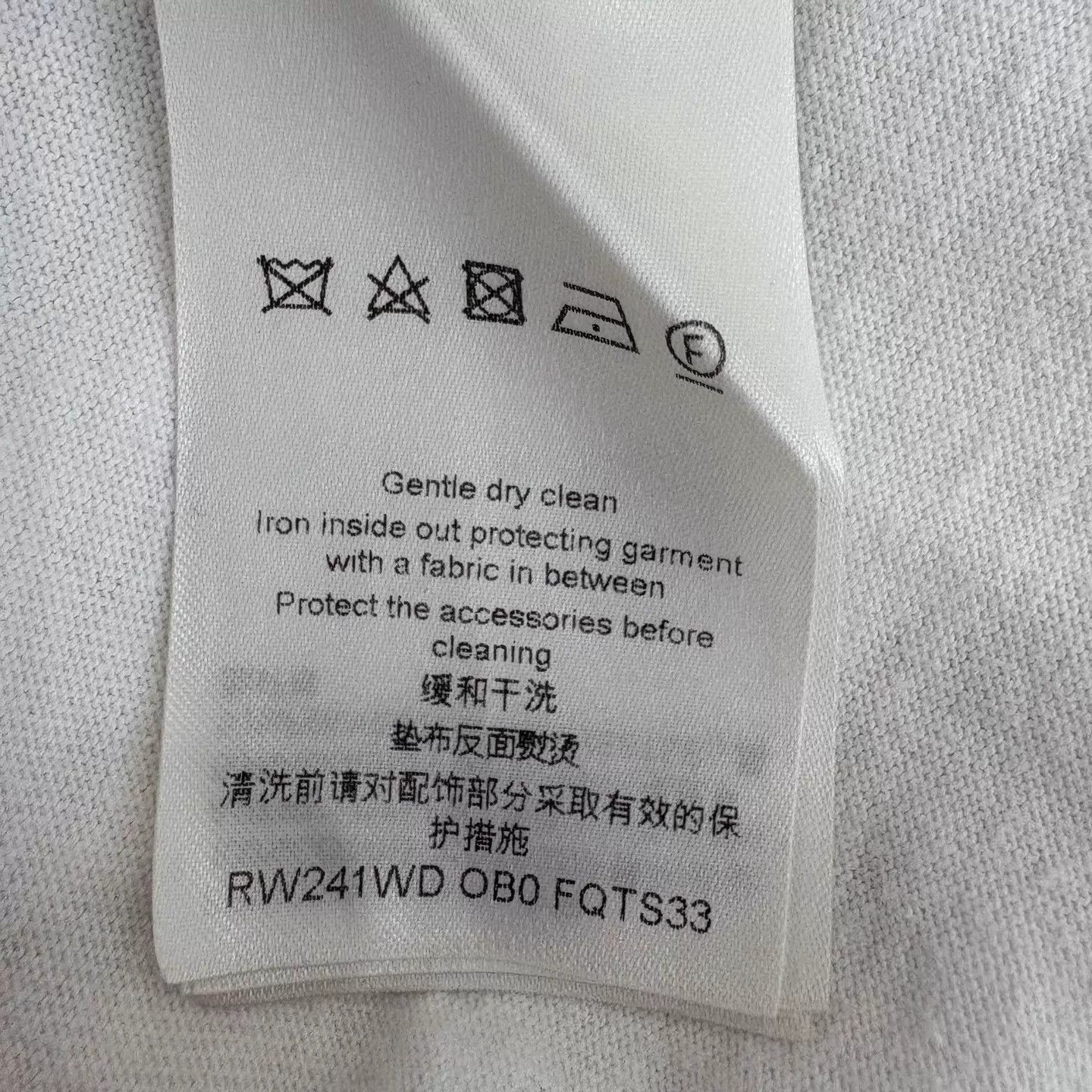 Louis Vuitton LV Women's Dragon Year Solid White SS Logo Patch Crew Tee Size M / US 6-8 / IT 42-44 - 4 Thumbnail