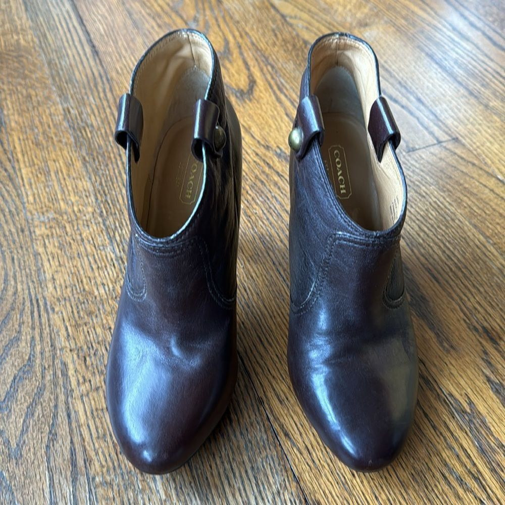 Coach Coach Aliza dark brown leather metal logo side tabs heeled Size US 7 / IT 37 - 4 Thumbnail