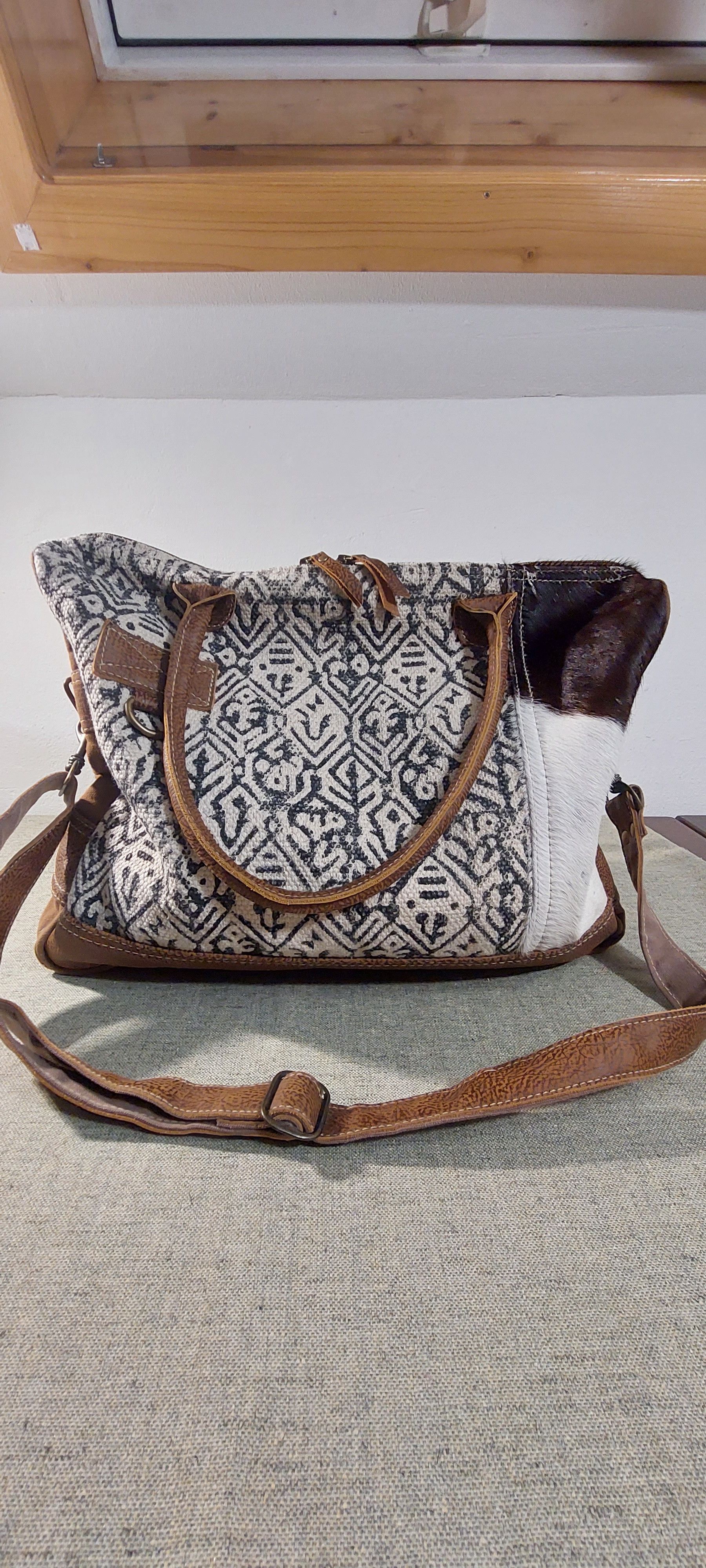 Vintage Vintage Cowhide Leather & Canvas Boho Western Travel Tote Size ONE SIZE - 1 Thumbnail