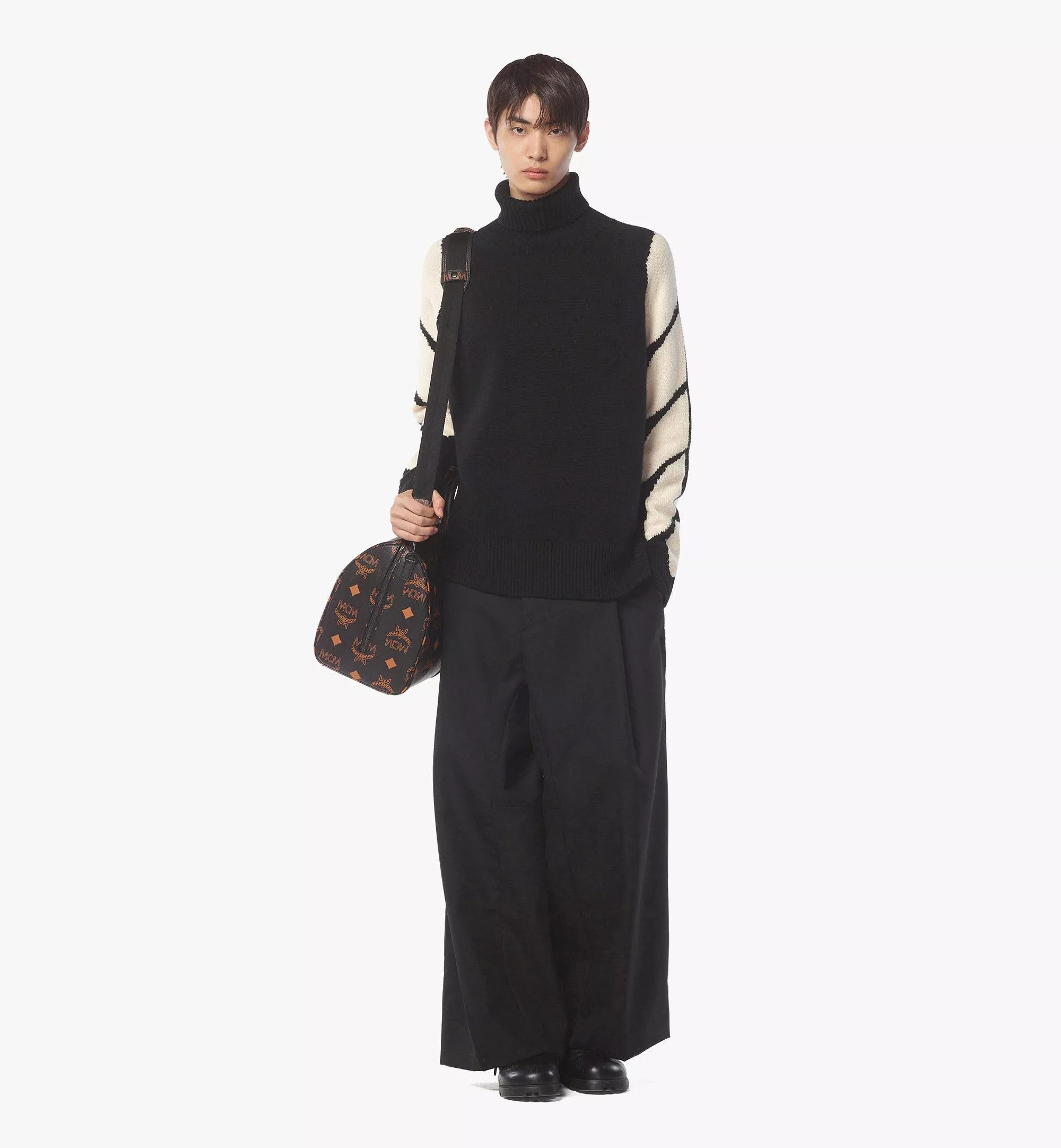 MCM o1mt1gz0125 Size: OS / Unisex Weekender Bag in Black/Orange Size ONE SIZE - 2 Thumbnail