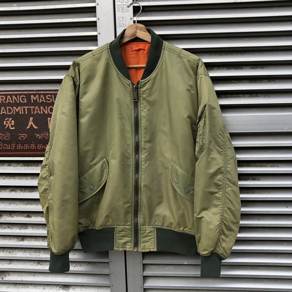 Vintage Vintage Sun Faded Ma-1 Bomber Jacket Size US M / EU 48-50 / 2 - 1 Thumbnail