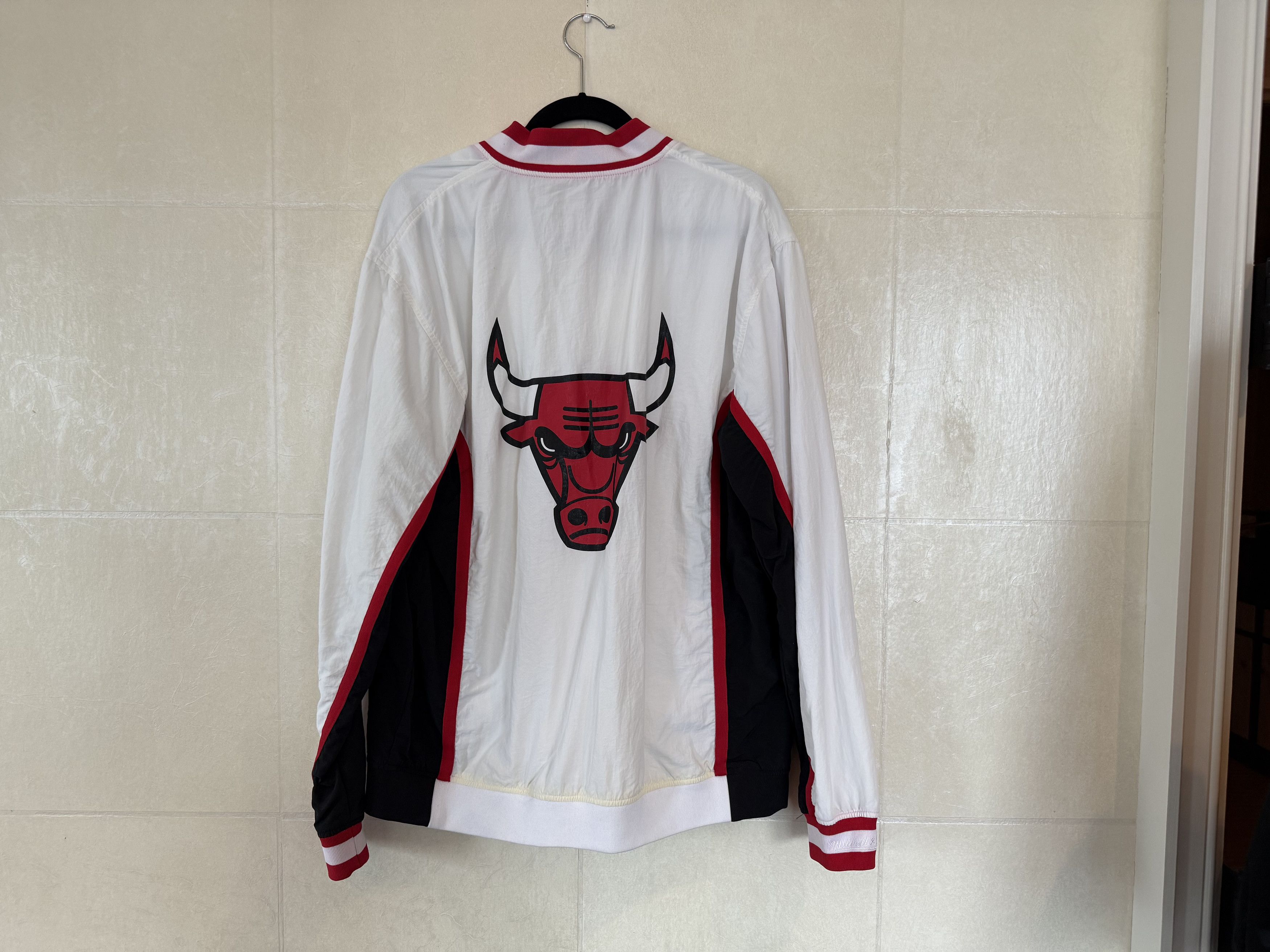 Mitchell & Ness Mitchell & Ness 1992 1993 Chicago Bulls Warm Up Jacket Size US L / EU 52-54 / 3 - 5 Thumbnail