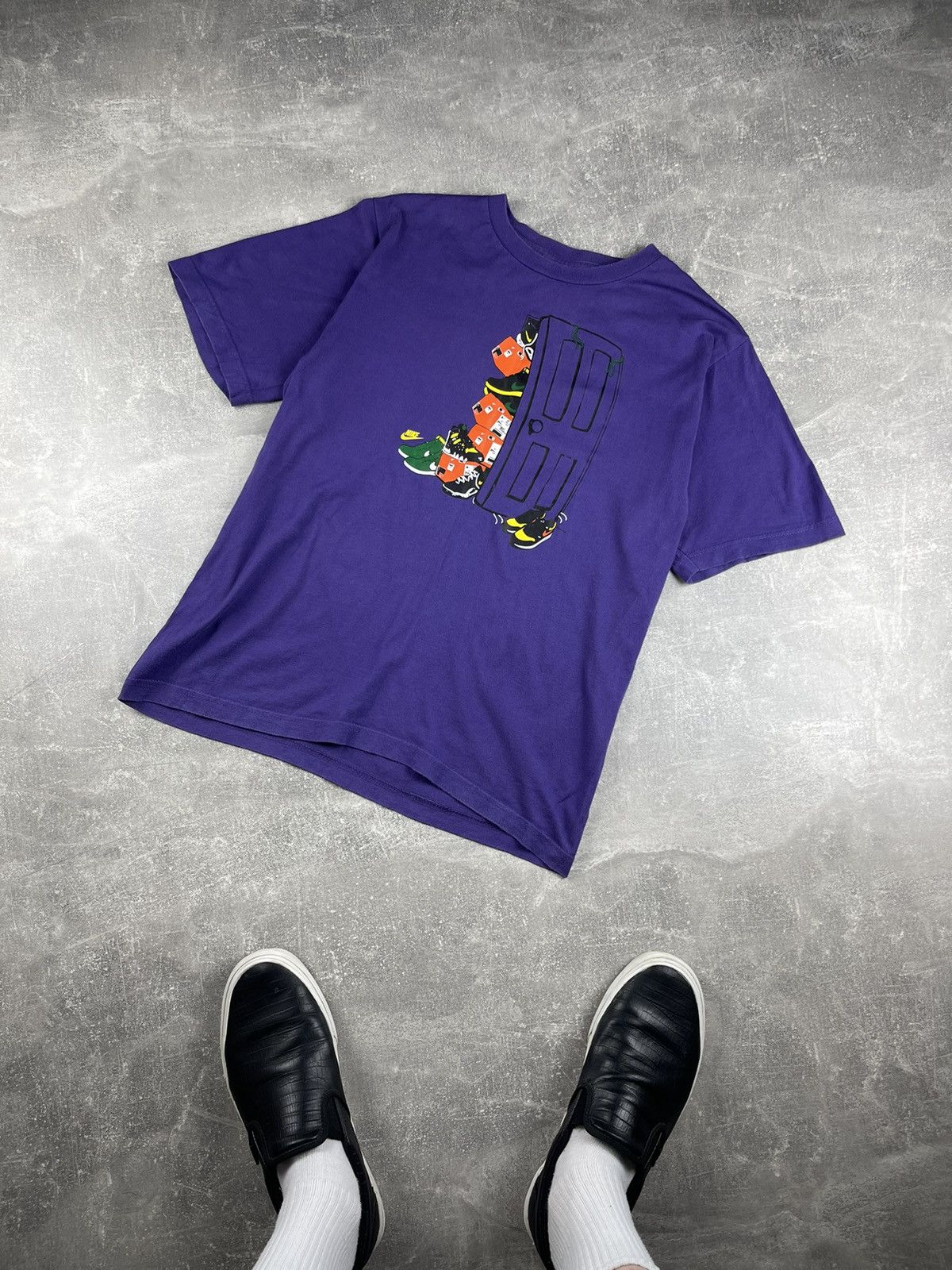 Nike × Vintage Nike Vintage 90s Rare Big Logo Sneakers Print T-Shirt Size US S / EU 44-46 / 1 - 1 Thumbnail