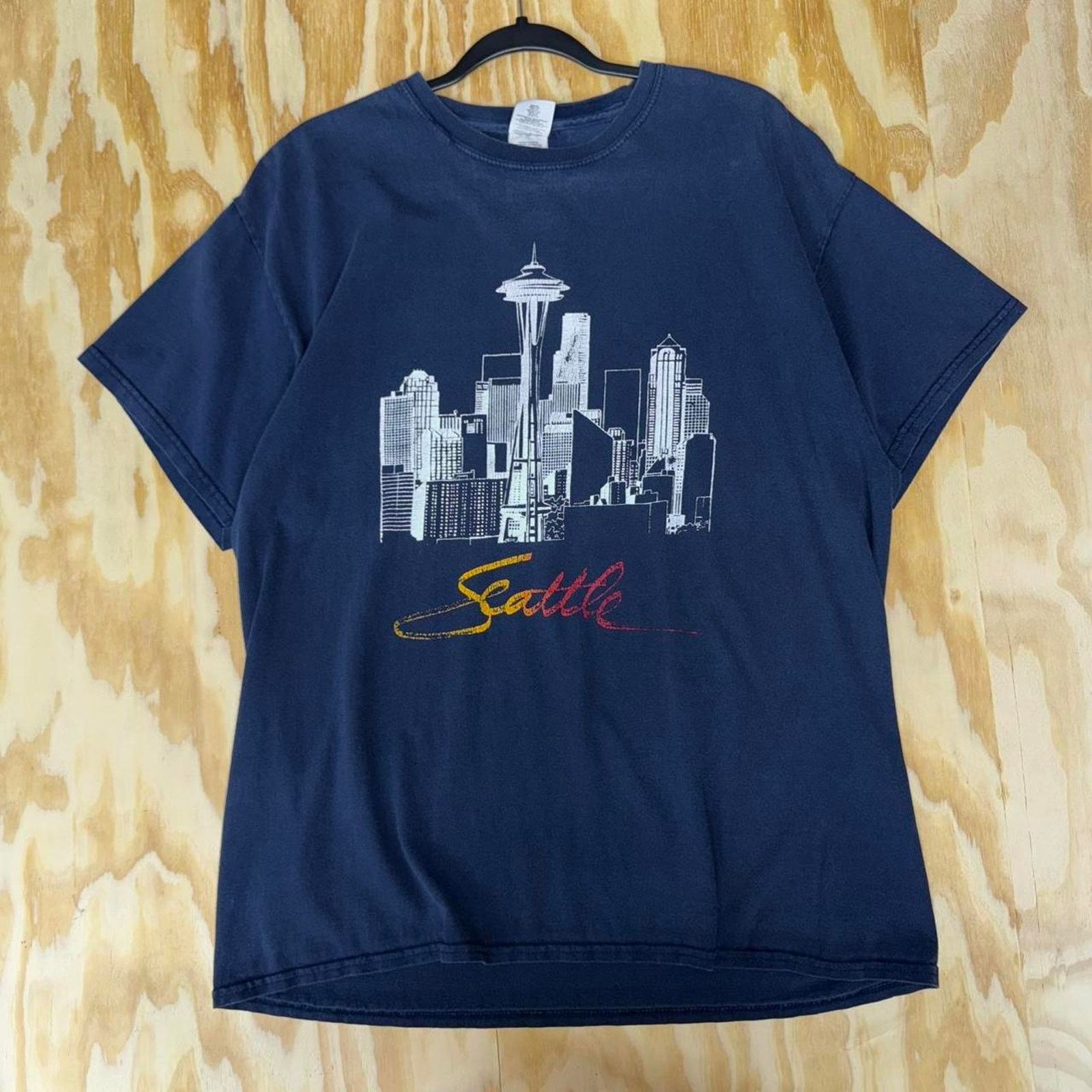 Gildan Vintage y2k seattle usa tourist skyline 2000s t-shirt Size US XL / EU 56 / 4 - 1 Thumbnail