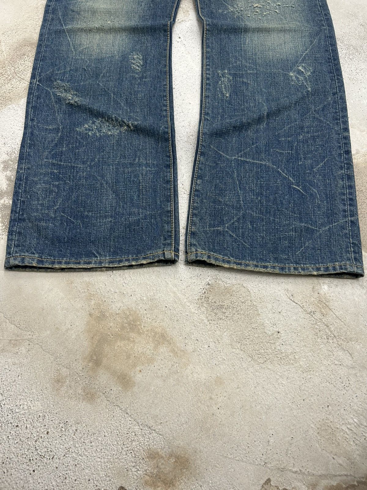 Le Grande Bleu (L.G.B.) JAPAN BRAND CO & LU WASHED DISTRESSED WITH WORDS BACKSIDE Size US 30 / EU 46 - 3 Thumbnail